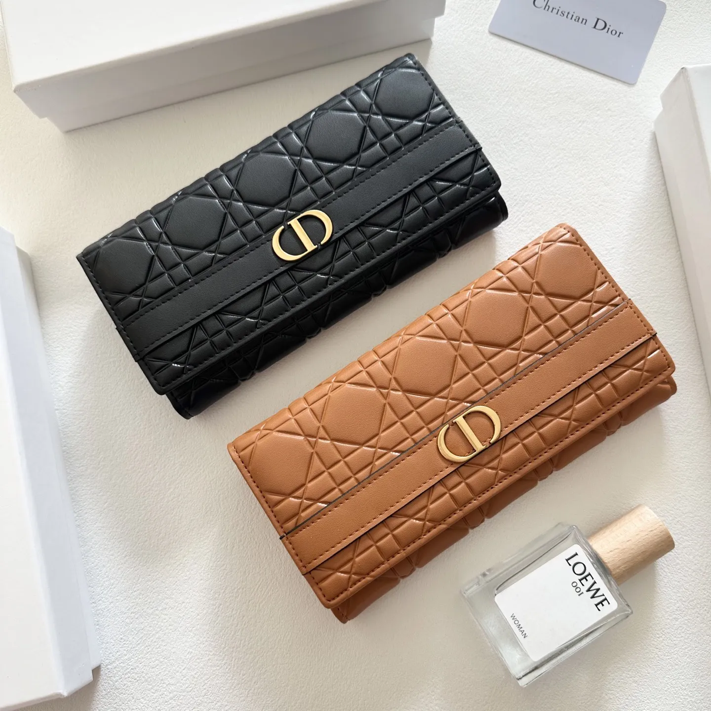 P95🎀🎀颜色 黑 粉 红 土黄🎀尺寸 19x10🎀迪奥👏时尚钱包 🎃🎃头层牛皮🐂安全锁扣 内阁超丰富👍女士专属🔥现货