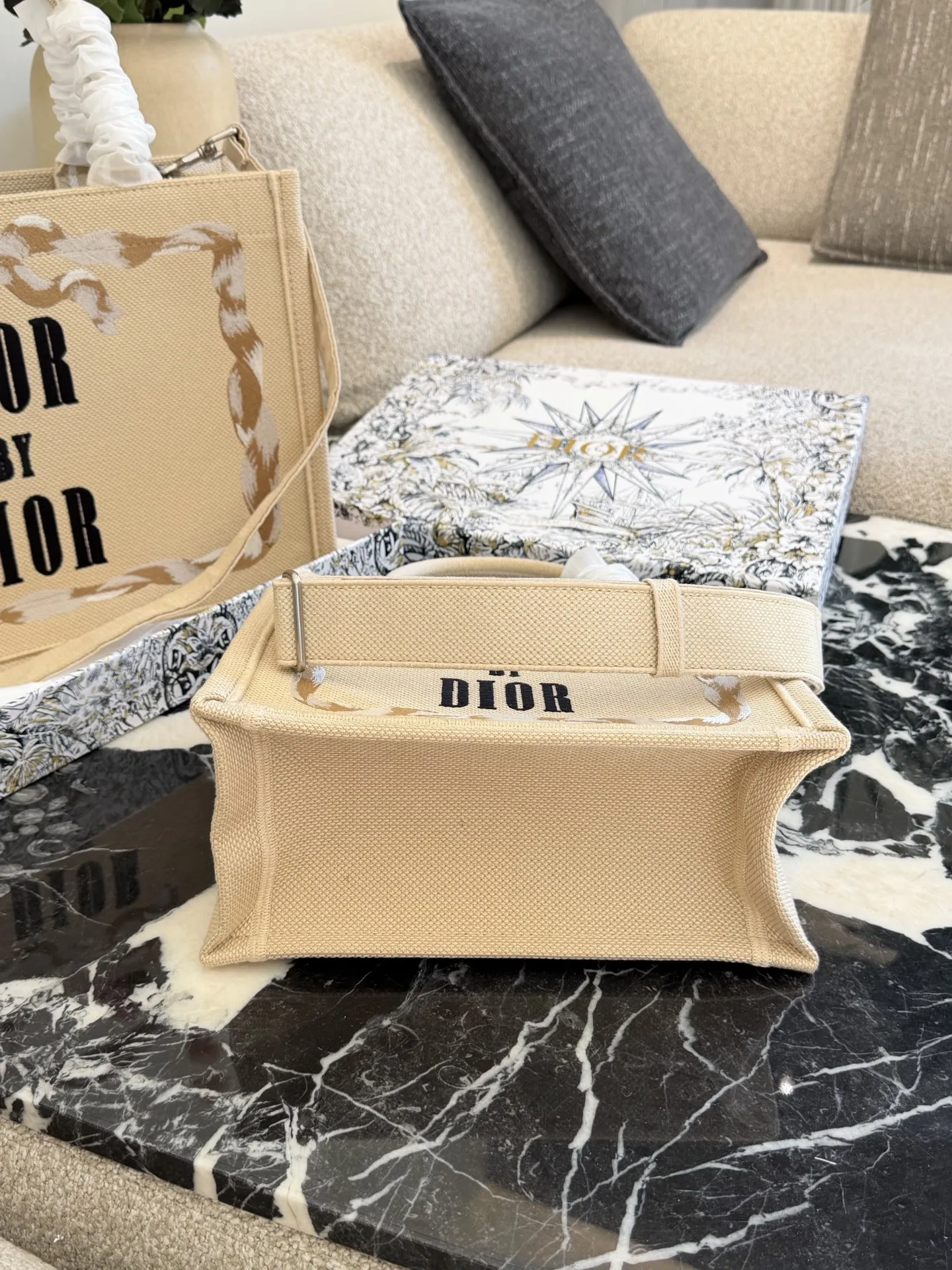 p200p235 顶级原单 从经典Book Tote的新面貌,到带有复古质感的斜挎包、手拿包,每一款都融合了迪奥的高雅基因与Jonathan Anderson独有的创意视角。 在保留品牌标志性廓形的基础上,注入更轻盈、更具功能性的细节设计。小型手袋则以层次感织物与全新迪奥LOGO提升辨识度,展现刚柔并济的现代风格。 25cm36cm配盒子