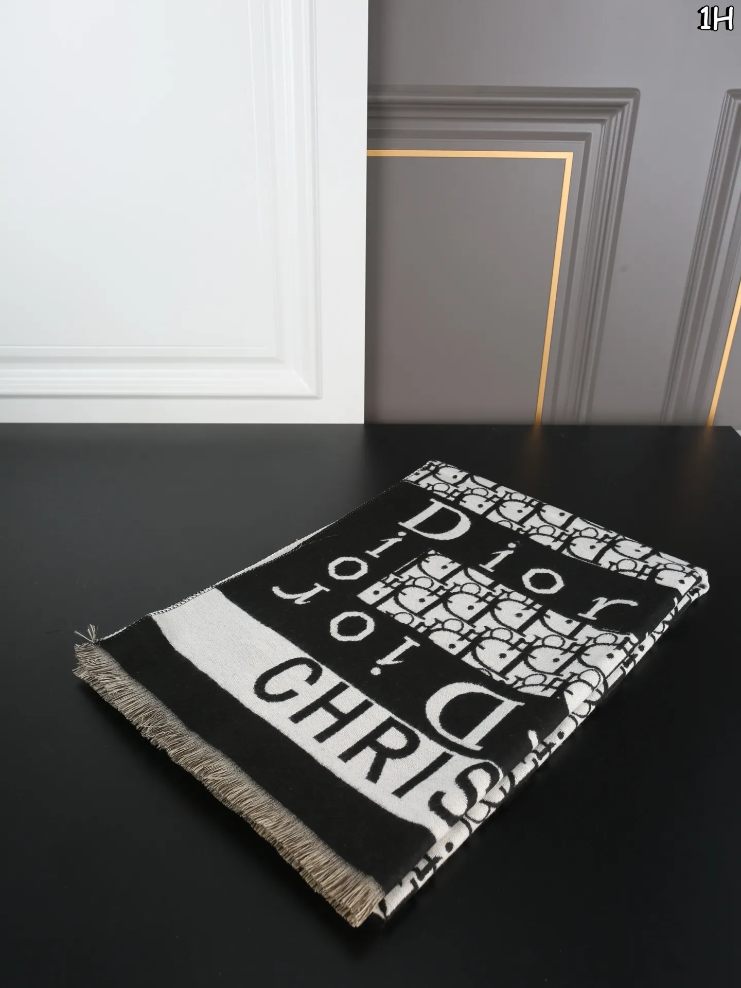 P150 DIOR迪奥 托特包➕围巾➕钱包 装书本装笔记本苹果电脑没压力 日常背也特别百搭 容量就更加无敌大 比经典款布织的面料还要特别,不易撞款 尺寸:41×31/20×11