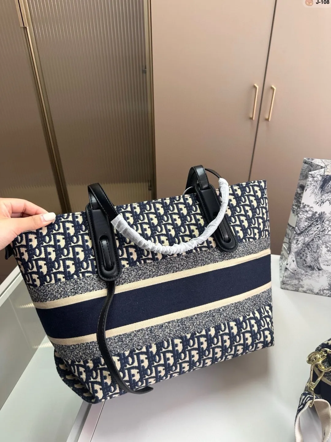 💰p135 J-108尺寸 36&times;28 Fendi 芬迪 购物袋🛍️ 中古包版型 百看不厌的 最大特点容量大！ 什么风格都能hold得住 凹造型也是妥妥