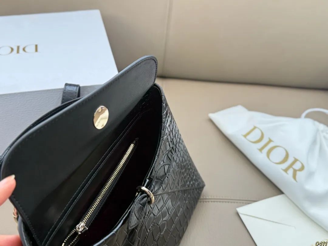 &yen;300折叠盒 迪奥 Dior 2026春夏蝴蝶结手提包 质感细腻又耐用。正面立体蝴蝶结设计，优雅又俏皮，梯形包型容量适中，通勤休闲都很OK。顶部硬质手柄＋可调节肩带，手提斜挎随心切换。 整体简约精致，法式浪漫氛围感拉满，是2026春夏系列超亮眼单品！尺寸28*19.5