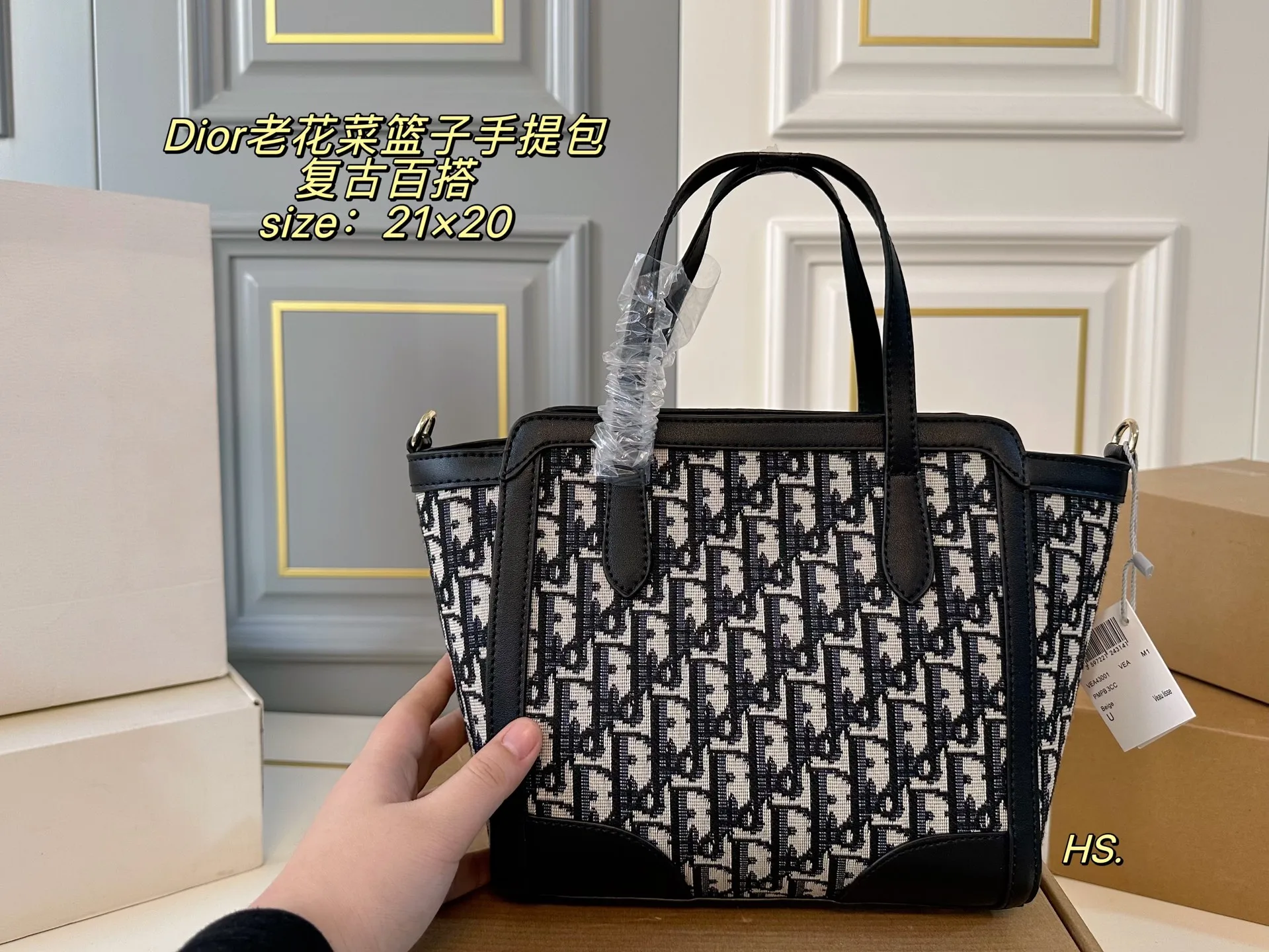 P115（无盒） size：21&times;20 DIOR迪奥新款老花菜篮子手提包❤️ 全面包身布满精致刺绣～ 立体的全刺绣具有纹理感～ 浮雕效果细腻美观，辨识度高！ 复古风满满，精致又耐看❗️