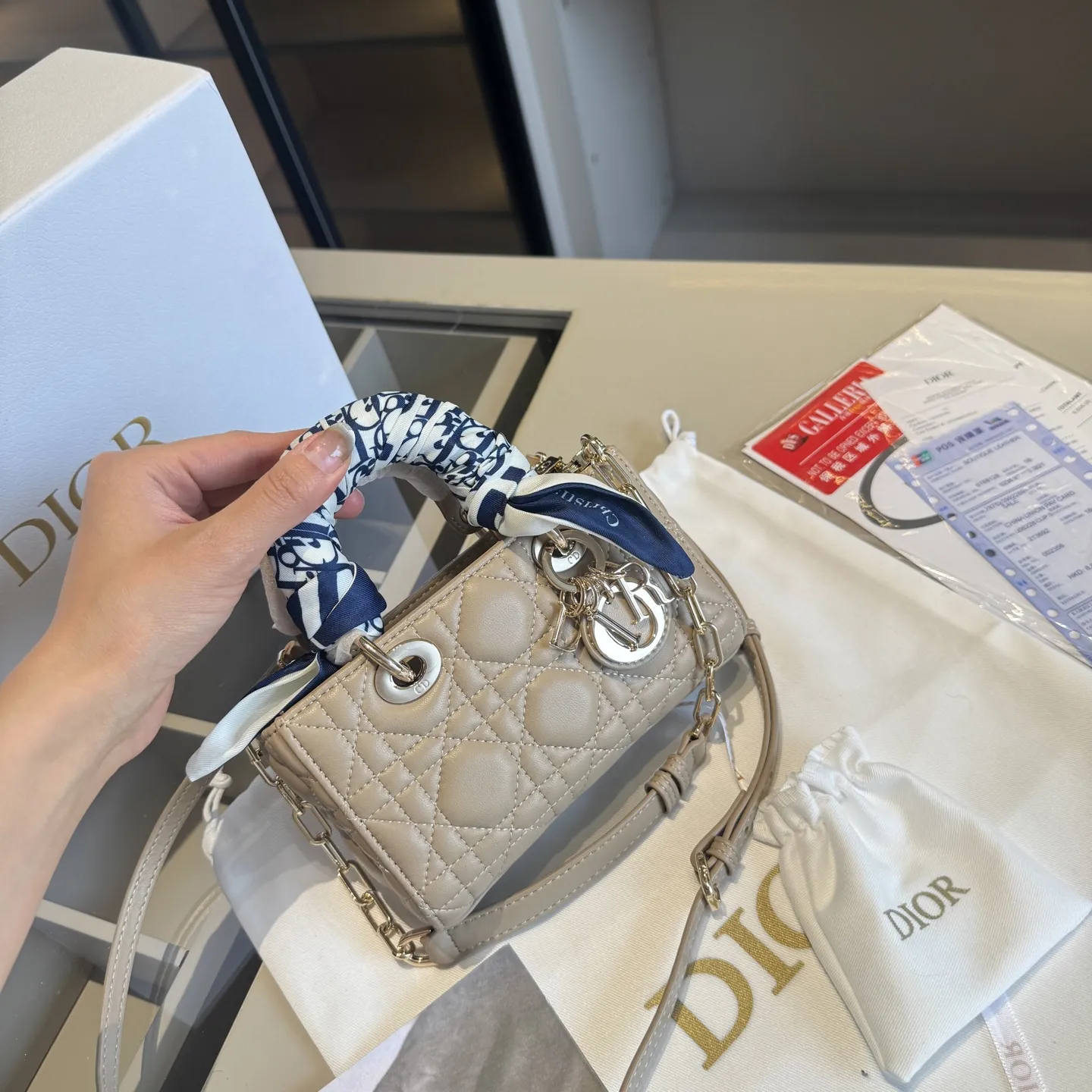 🅿️205~🅿️225~🅿️235✅新品推荐🔜 顶级货🔥赠送原版星星挂件🌟赠送原版丝巾‼️DIOR迪奥专柜同款小羊皮菱格💎横版戴妃包👍配长短两条肩带👍Lady Dior彰显品味!走到哪都是回头率👍采用顶级复刻原版五金!品质堪比正品!🎁原版折叠礼盒包装(size:迷你16.5*10 小号22*11 大号26*13)