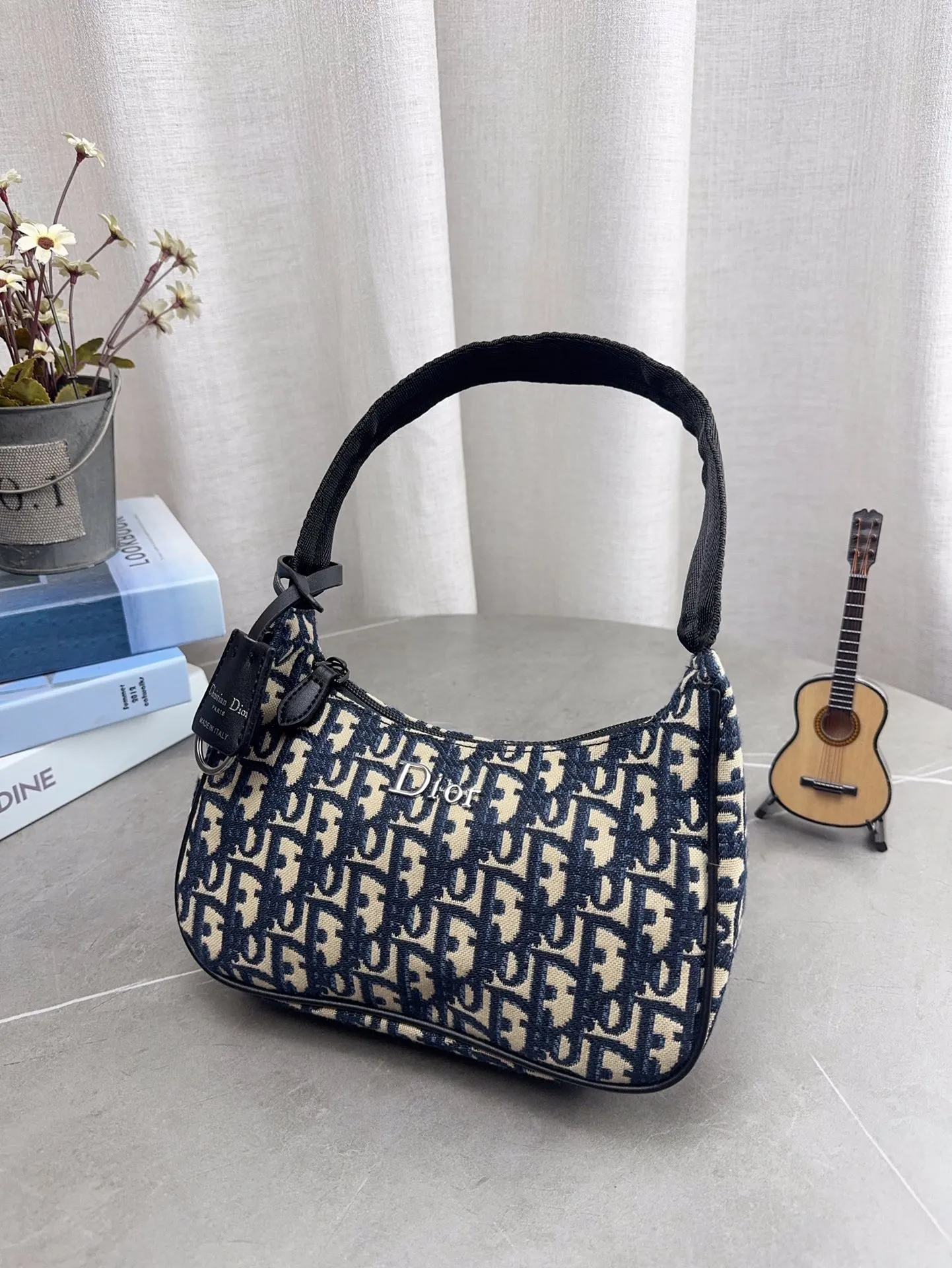 配礼盒包装 DIOR 法棍包 hobo腋下包 迪奥新款全网首发全新上市 这款相比之前的hono带子会更长单肩斜挎更方便啦 最主要没金属链那么重- -万多的迪奥小包很香～ 尺寸22*12cm p85