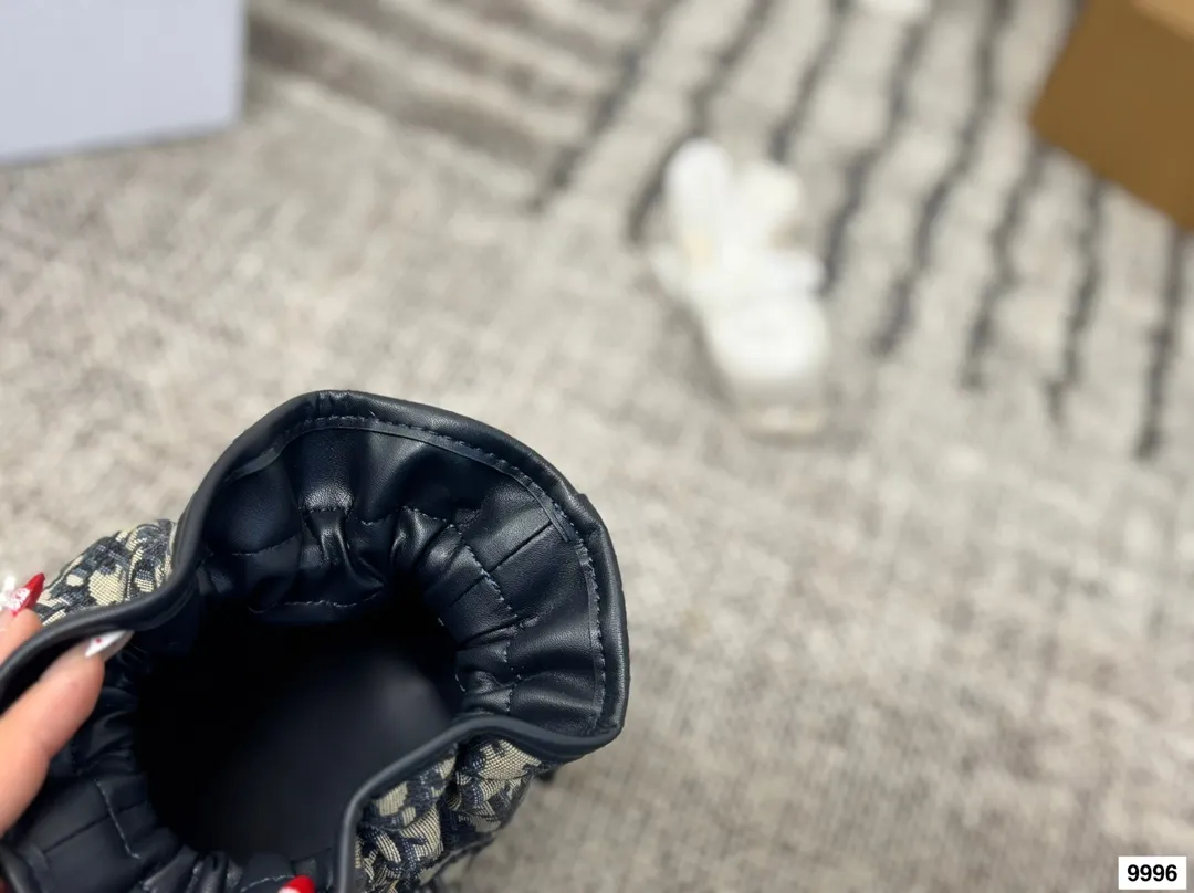 皮p255 布p235配盒 size:17*18cm 迪奥新款小水桶来啦~ 一见发财! 小福袋的新背法!腋下真的绝了