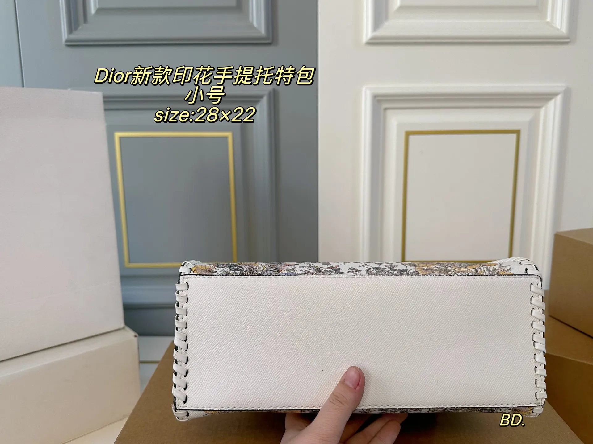 P180小号(无盒) size:28×22小号 DIOR迪奥新款印花手提托特包❤️ 皮线包边新款超级百搭托特包 旅行 妈咪包选它超实用~ 复古又精致,看不腻的美貌 轻便实用,上班族的通勤包‼️