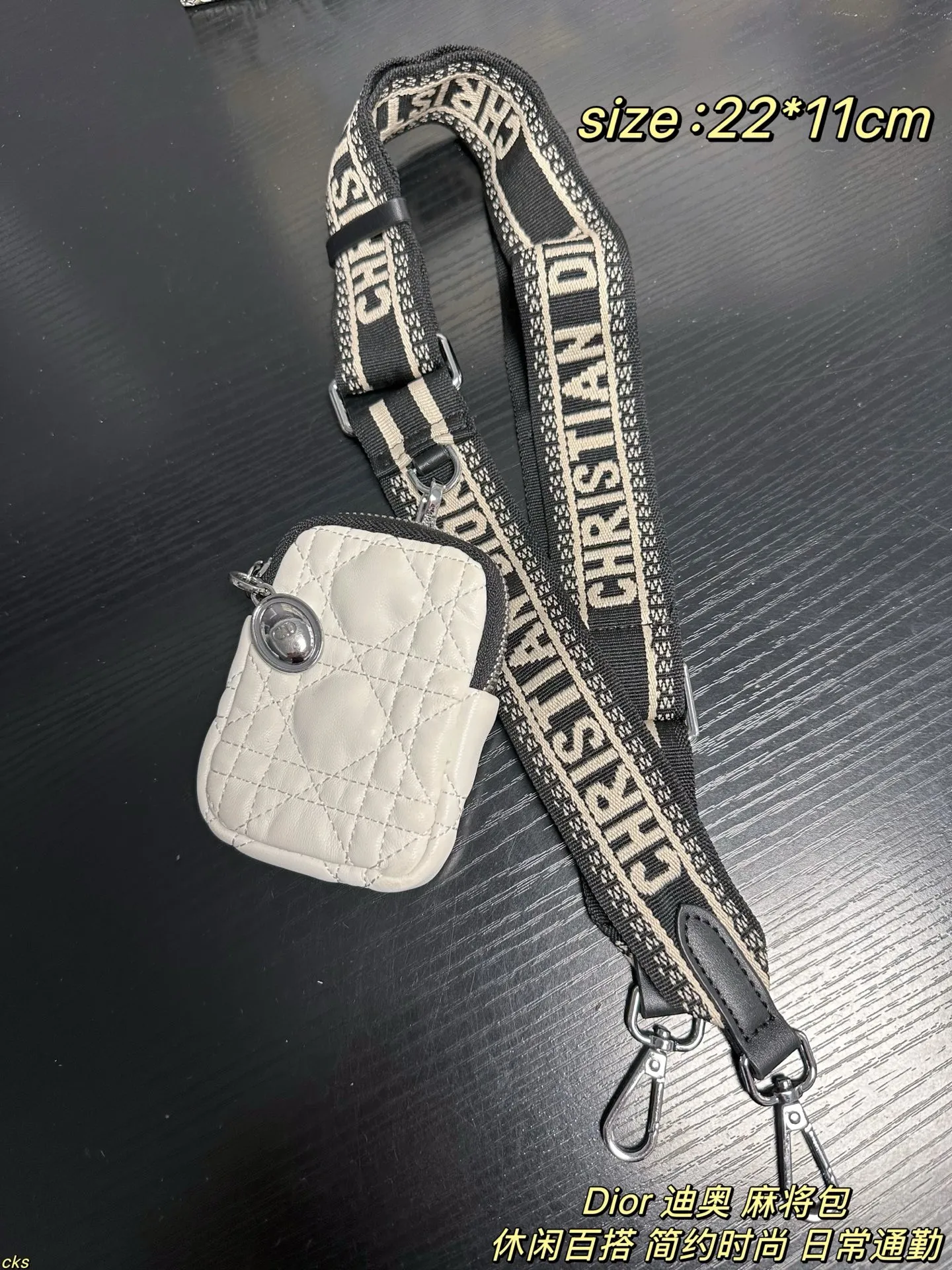 P135配盒 Dior 迪奥 麻将包 迪奥三合一 最近设计，真的都太火了！独特一款面料，可以说是非常实用了：防水、耐磨、轻便，而且四季都可以背，冬天的厚重感或夏天的运动感都可以轻松驾驭。尼龙包整的这么精致太喜欢了 尺寸：22*11cm