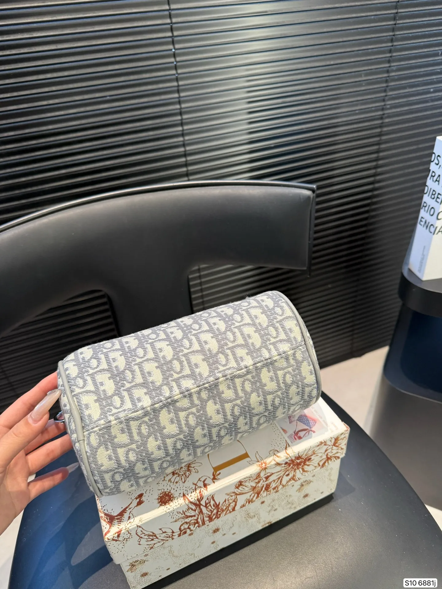 P100 配盒子 迪奥枕头包出货了💓超级百搭的胸包，肩背斜挎超级实用，系运动与时装皆可 超大容量 尺寸 ：20 12 货号6881