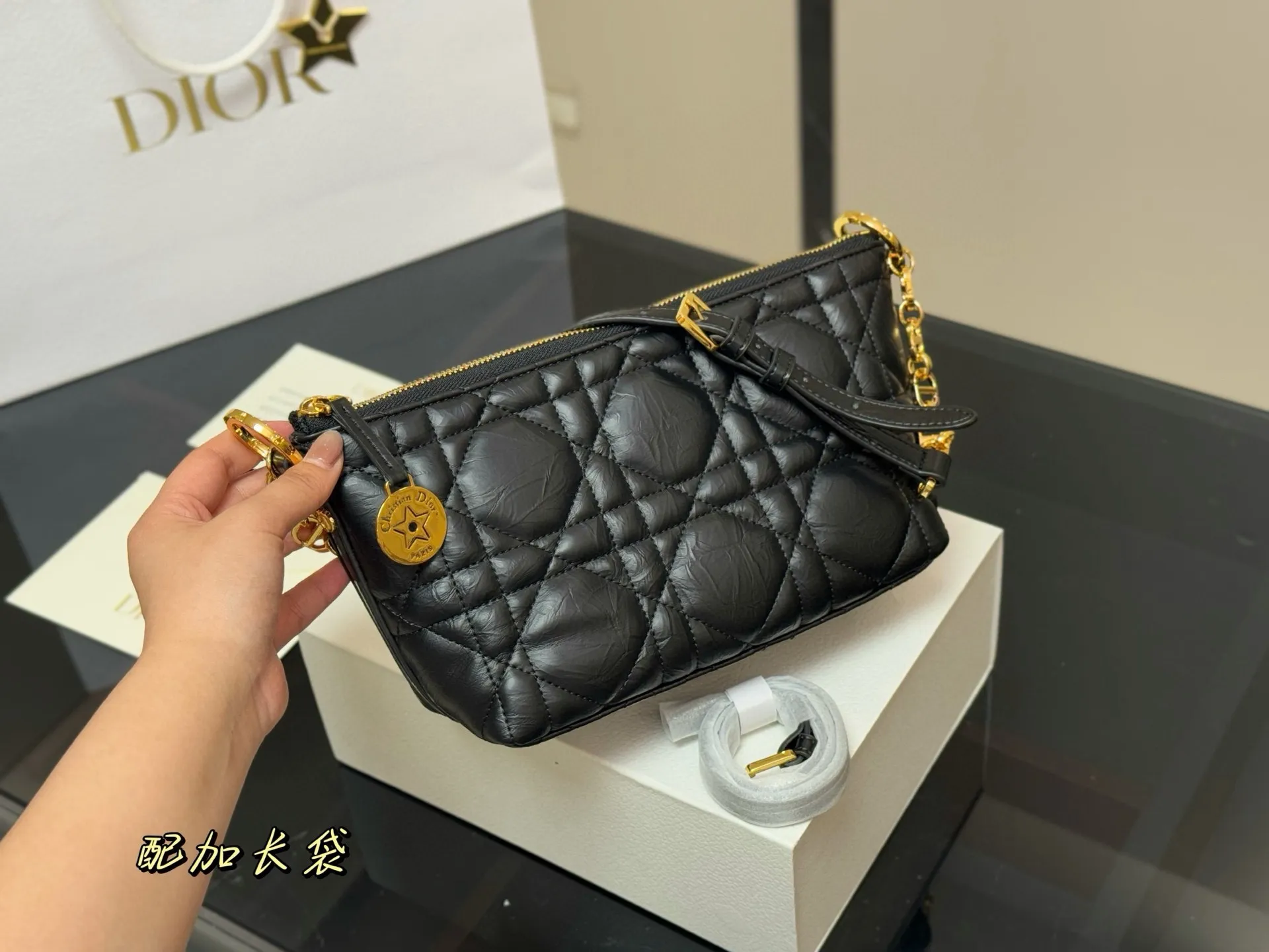 ¥215 配折叠盒 迪奥DIOR 便当包 ✅迪奥顶级原单 经典又高级 尺寸:22.14cm 很有质感 可盐可甜 上身绝美 无可比拟 是每个追求漂亮的女孩必入单品