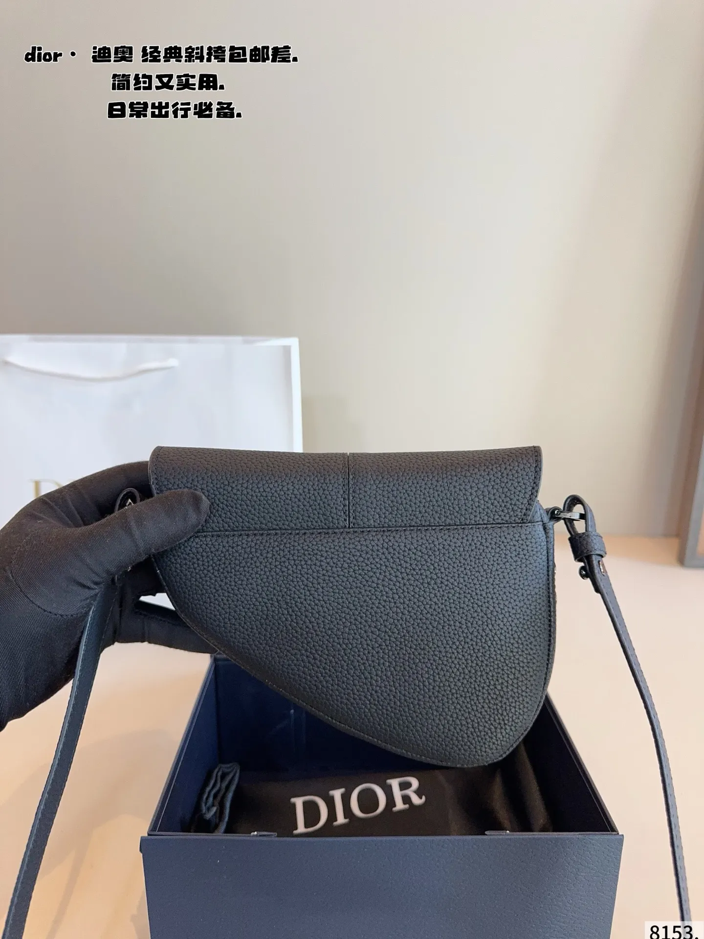 p180配礼盒🎁 Dior/迪奥 新款 男包系列的相机包实在帅la~ 简单有质感的设计对于日常即使不爱穿搭的男生都很友好 基础款搭配起来也能提升整体时髦度实用又很高级 尺寸 :18*4*15cm