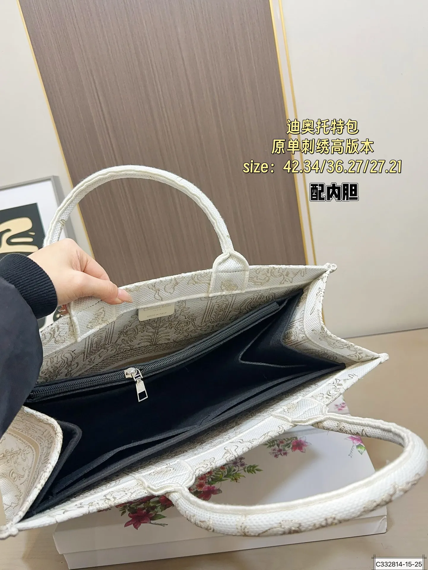 大号💰230 中号💰215 小号💰190 迪奥托特 又是心动 原单刺绣高版本⚠️大号细节图 百搭又高级 不咋挑衣服。随意拎着就能出门 单肩斜挎都可以 春秋搭配大衣，真的绝绝子 酷飒风中又带着随意慵懒 尺寸：大号42 34中号36 27 小号27 21