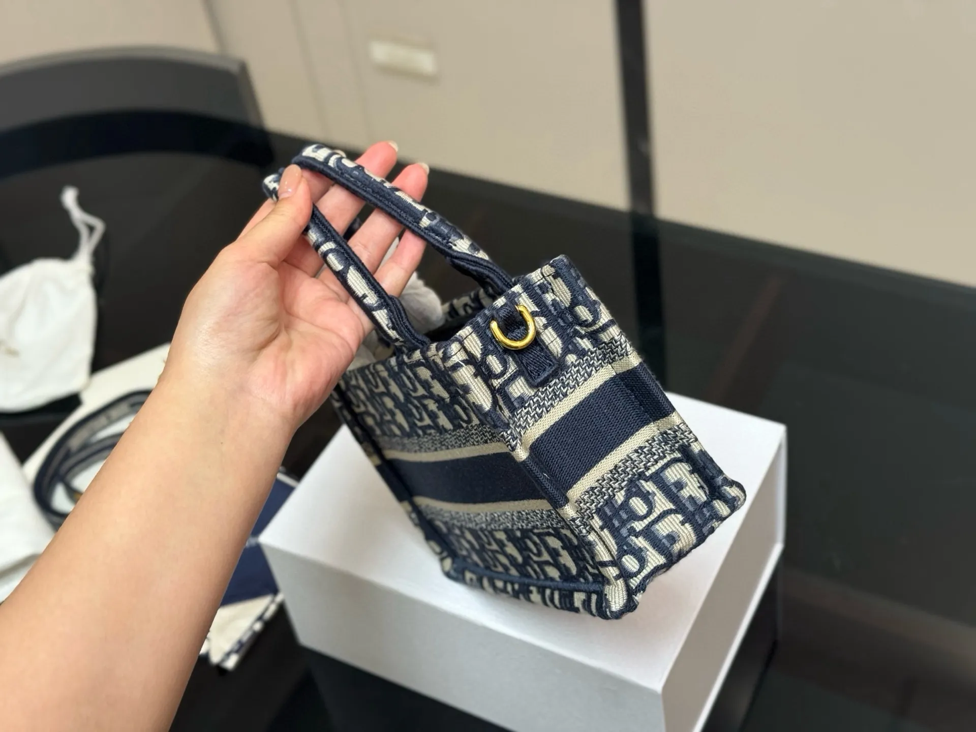 ¥215 新版配肩带 Dior 原版布提花 Dior book tote今年最喜欢的一款购物袋 tote我用的次数最多的包 迪奥因为容量超级大 不管什么东西都向里面放 当然凹造型也是必须有 尺寸:21.5cm 配盒