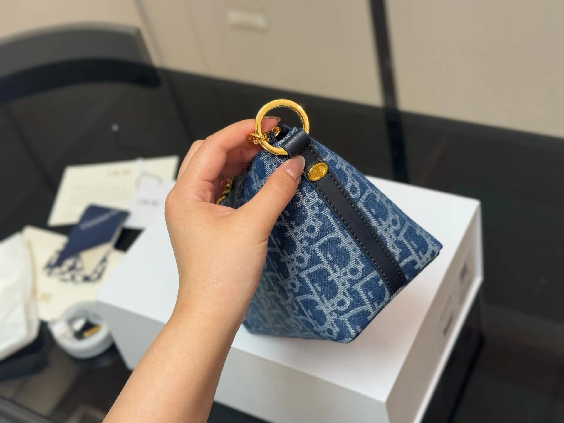 ¥195 配折叠盒 迪奥DIOR 便当包 ✅迪奥顶级原单 经典又高级 尺寸:22.14cm 很有质感 可盐可甜 上身绝美 无可比拟 是每个追求漂亮的女孩必入单品