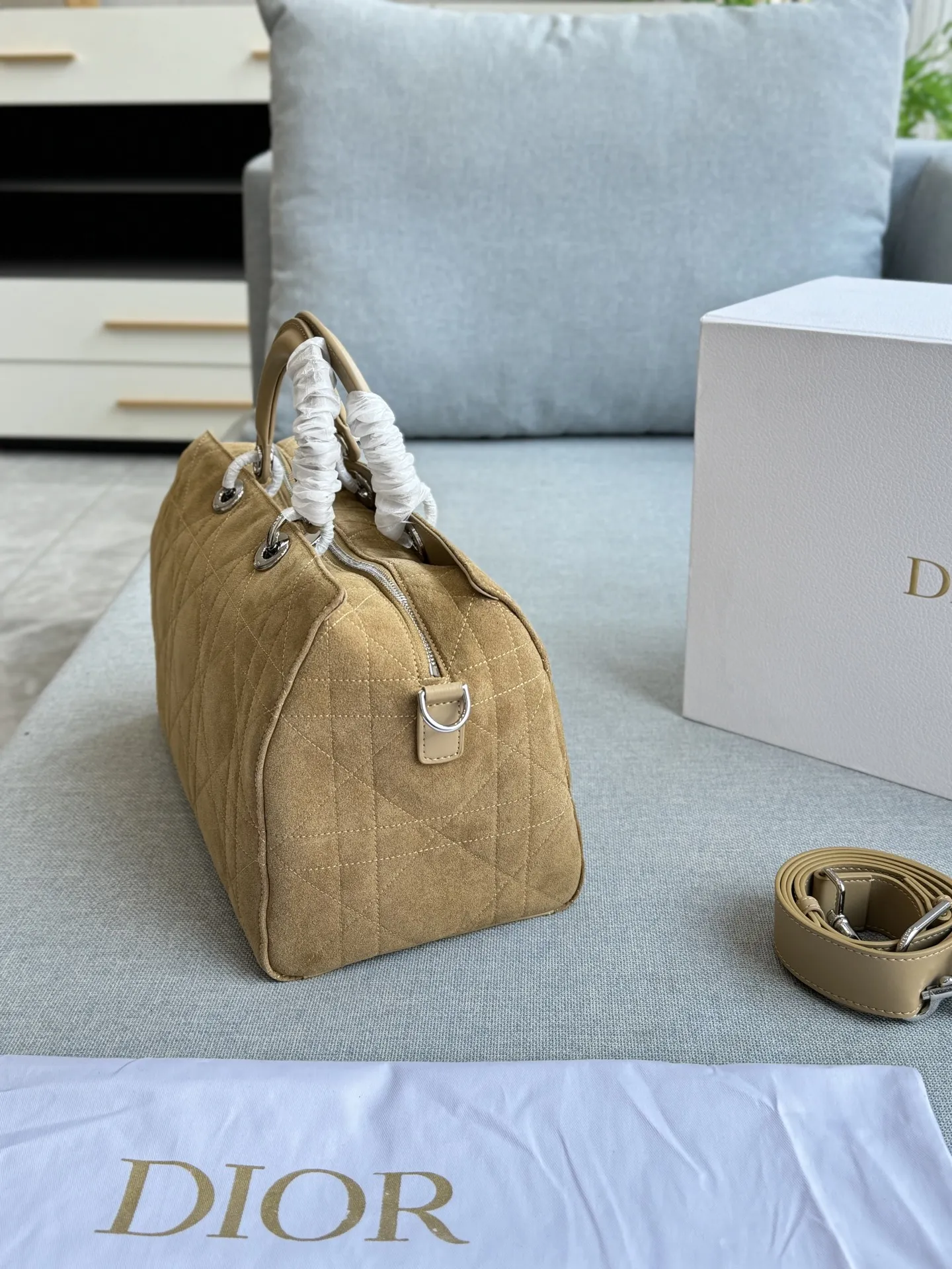 💰315 折叠盒 size：33&times;22 DIOR迪奥 麂皮 藤格纹 枕头包 单肩包 斜挎包 26新款将时尚重新演绎~ 在摩登与复古之间肆意游走~ 麂皮永远是质感的代名词~ 每一处纹理都是天然的艺术！ 层次丰富~起伏的绒面下面，也藏着无数细腻的故事 既优雅又时尚~时尚快人一步