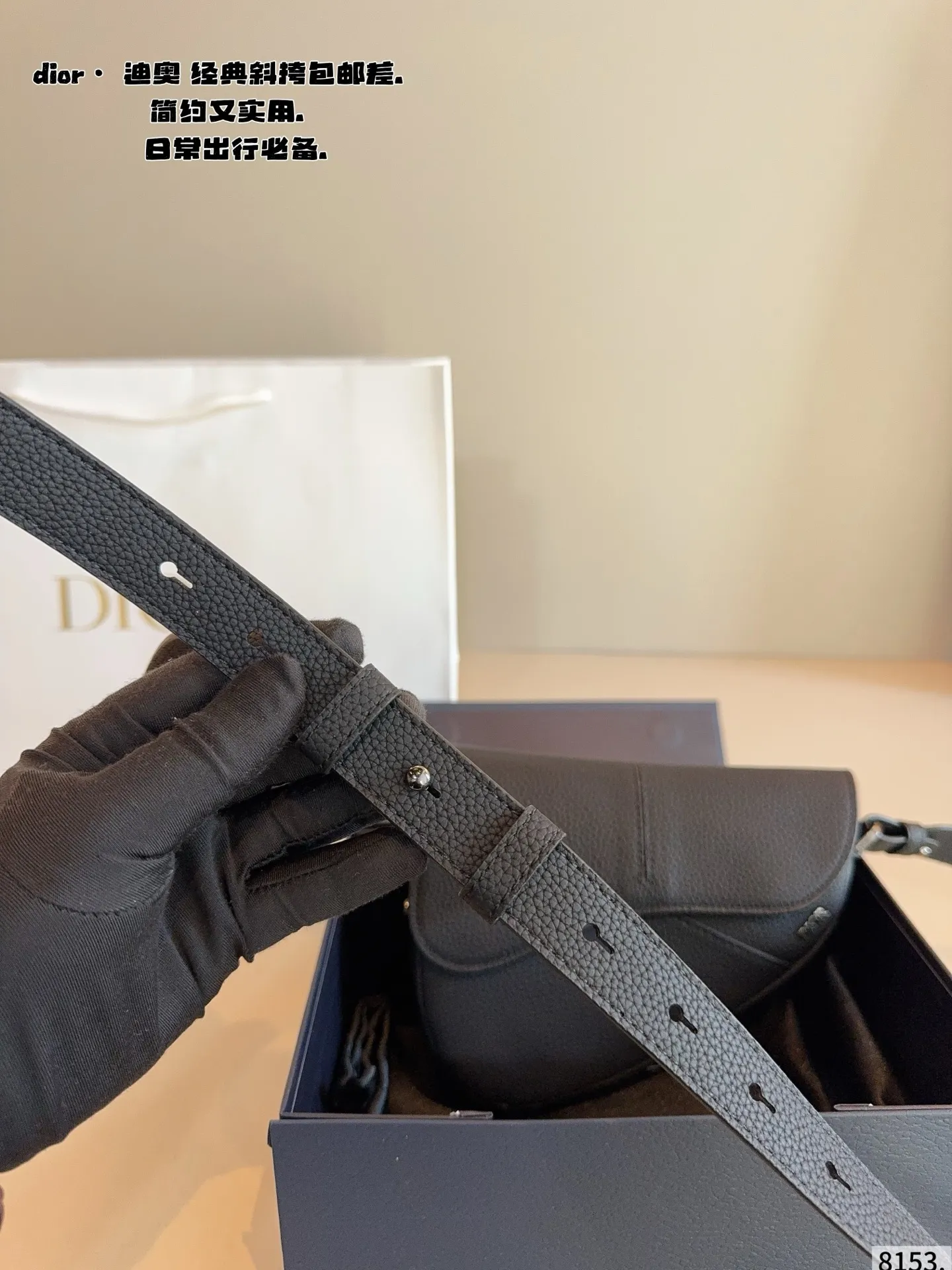 p180配礼盒🎁 Dior/迪奥 新款 男包系列的相机包实在帅la~ 简单有质感的设计对于日常即使不爱穿搭的男生都很友好 基础款搭配起来也能提升整体时髦度实用又很高级 尺寸 ：18*4*15cm