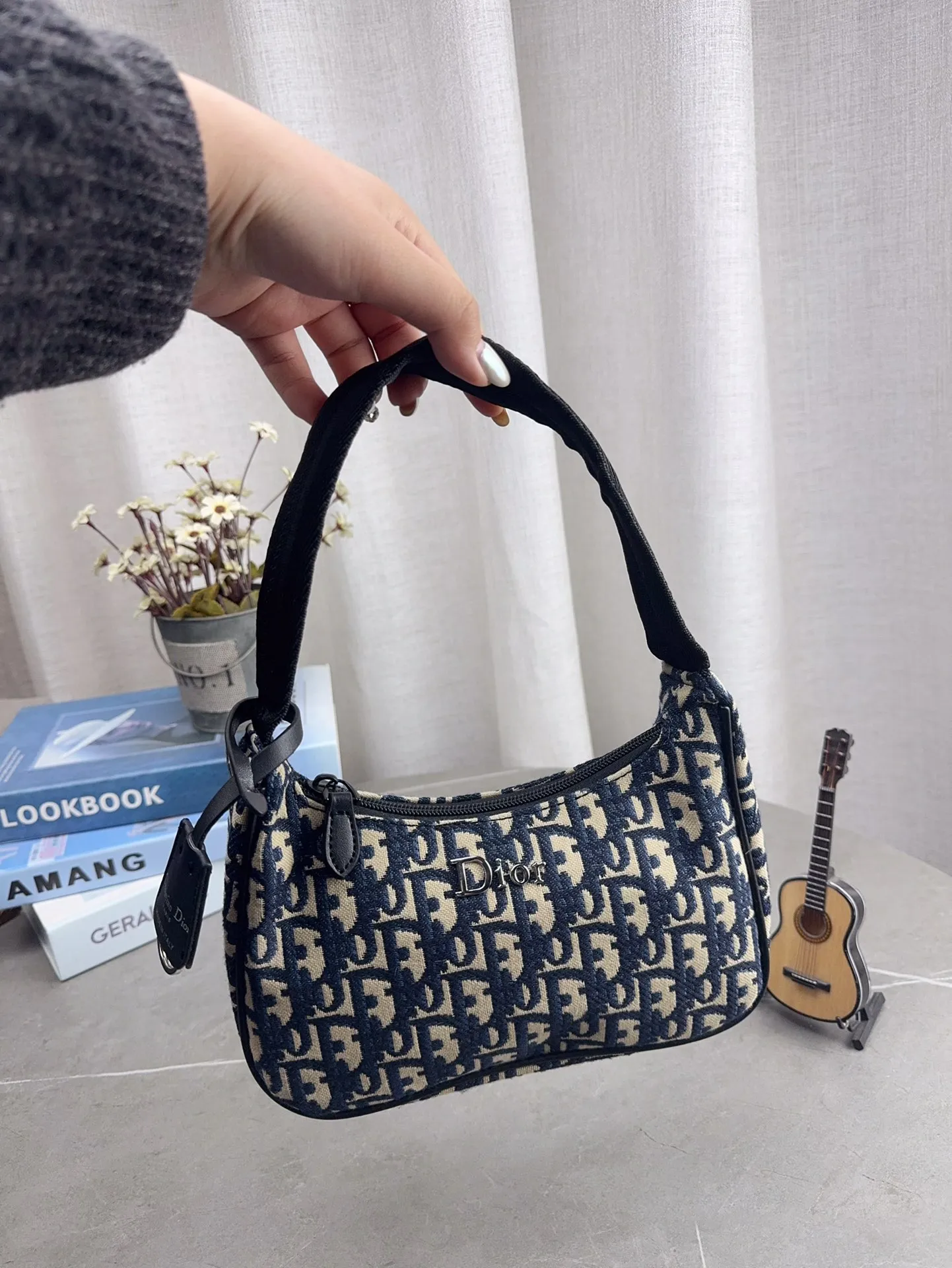 配礼盒包装 DIOR 法棍包 hobo腋下包 迪奥新款全网首发全新上市 这款相比之前的hono带子会更长单肩斜挎更方便啦 最主要没金属链那么重- -万多的迪奥小包很香~ 尺寸22*12cm p85