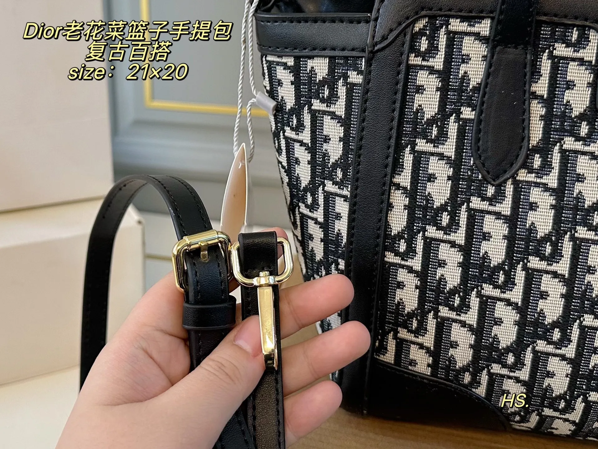 P115（无盒） size：21&times;20 DIOR迪奥新款老花菜篮子手提包❤️ 全面包身布满精致刺绣～ 立体的全刺绣具有纹理感～ 浮雕效果细腻美观，辨识度高！ 复古风满满，精致又耐看❗️