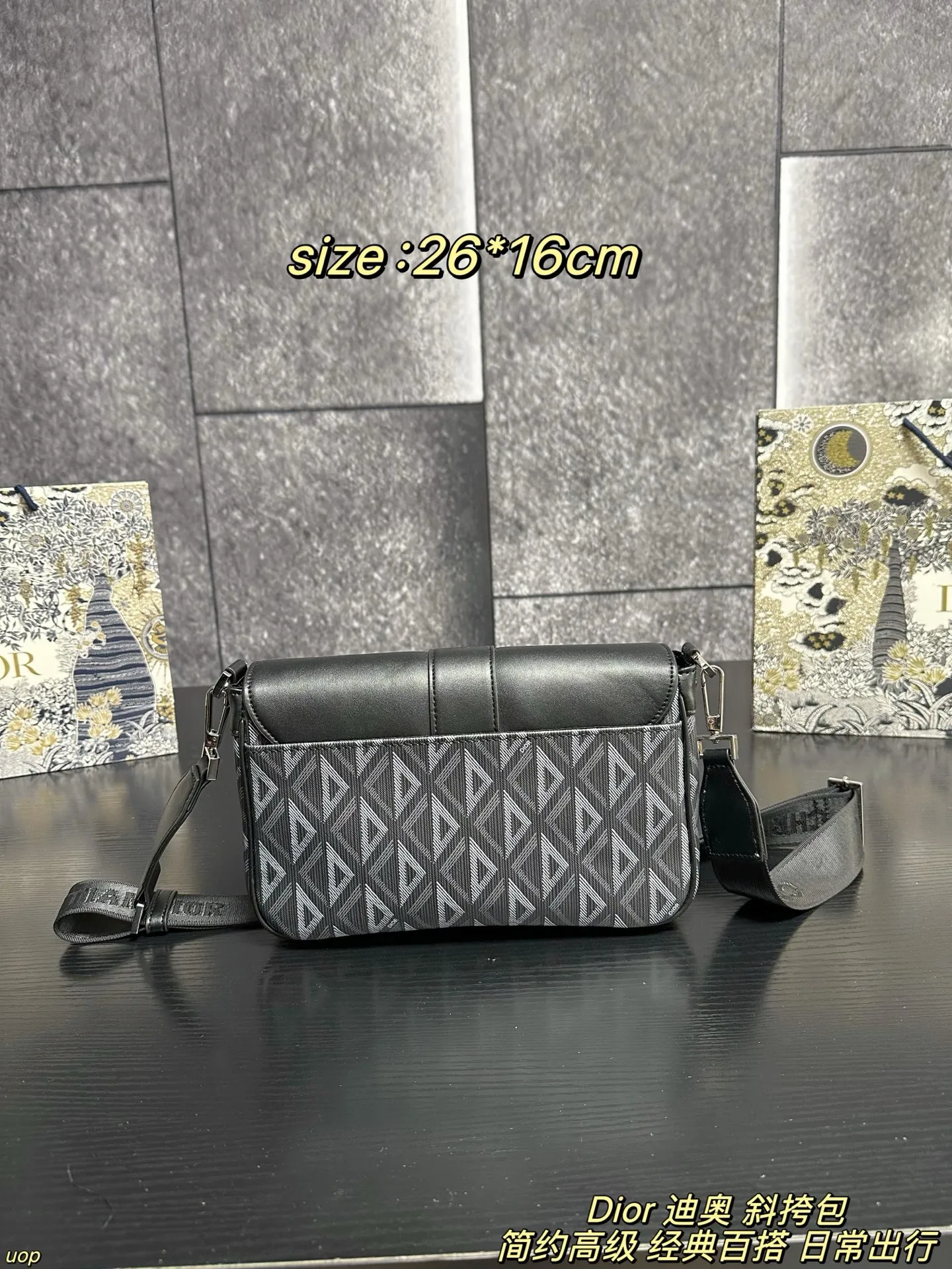 P165配盒 Dior 迪奥 斜挎包 这款 Dio*r Hit the Road 手袋搭配肩带，是本季新品，将现代风格与 Dio*r 的高订精神融为一体。采用黑色 CD Diamond 图案帆布和光滑牛皮革精心制作，翻盖搭配 Christian Dior 铝扣，宽敞的主隔层和正面双口袋设计，可轻松收纳各种日常用品。款式实用，搭配可调节、可拆卸的肩带，可为各式休闲装扮增添点睛之笔 尺寸：26*16cm