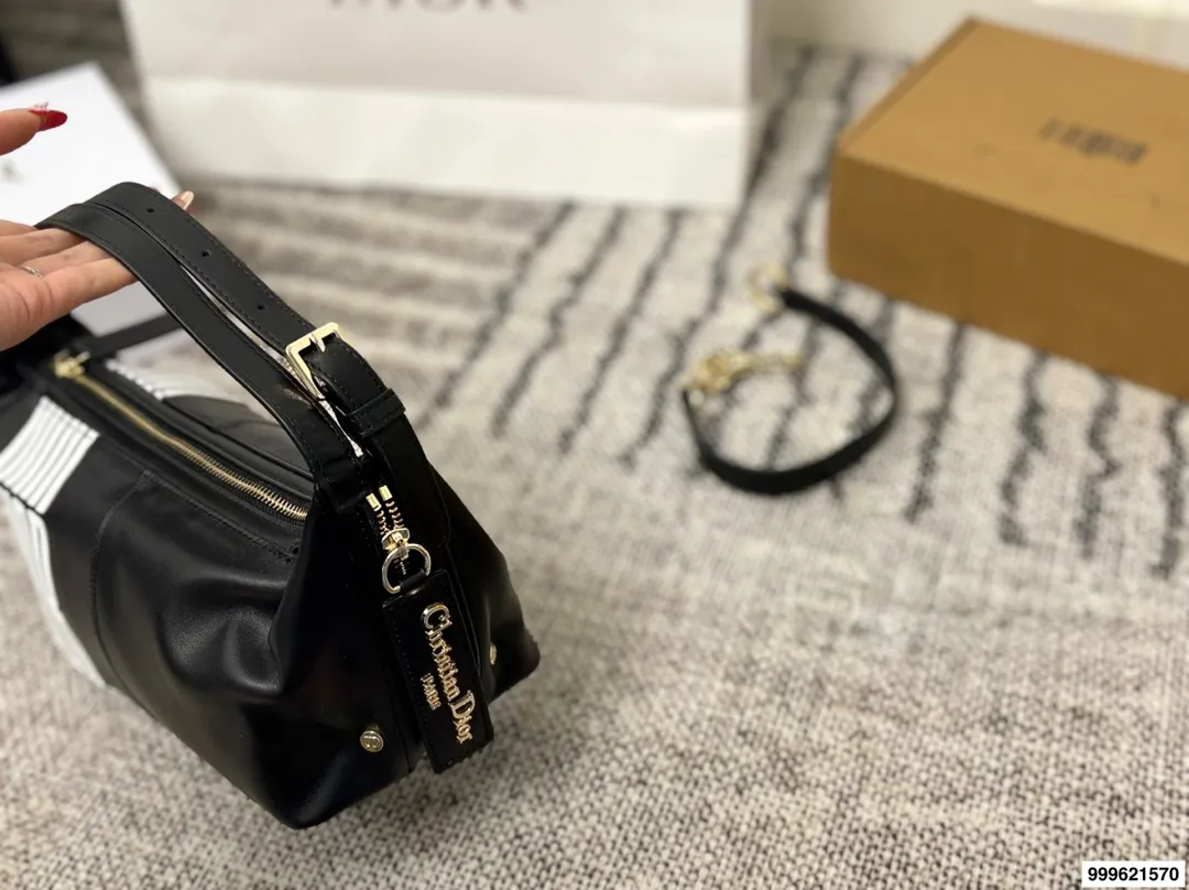 p270 配盒 迪奥Dior D-journey腋下饭盒包 包包百搭不挑人,上身是很清冷的感觉,妥妥气质美人,内衬干净,五金刻字清晰颜色好看又百搭 尺寸:26.12