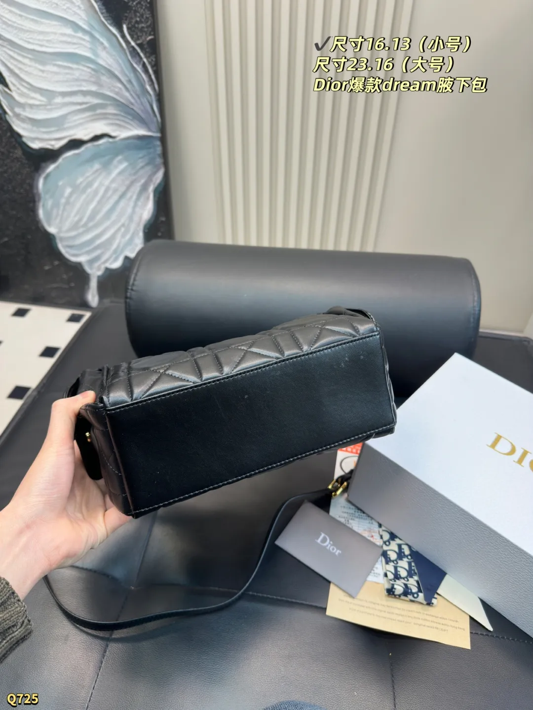 💰145小号尺寸16.13 💰150大号尺寸23.16 迪奥Dior D&minus;Dream秋冬系列腋下包 D-Dream 秋冬系列，一上线就被美到啦～ 简洁的包形，复古又高级，侧面两个口袋的设计，休闲现代之余又增加了更多实用性，标志性的大菱格，时尚感十足，手提斜挎都可以，自用轻便又方便携带