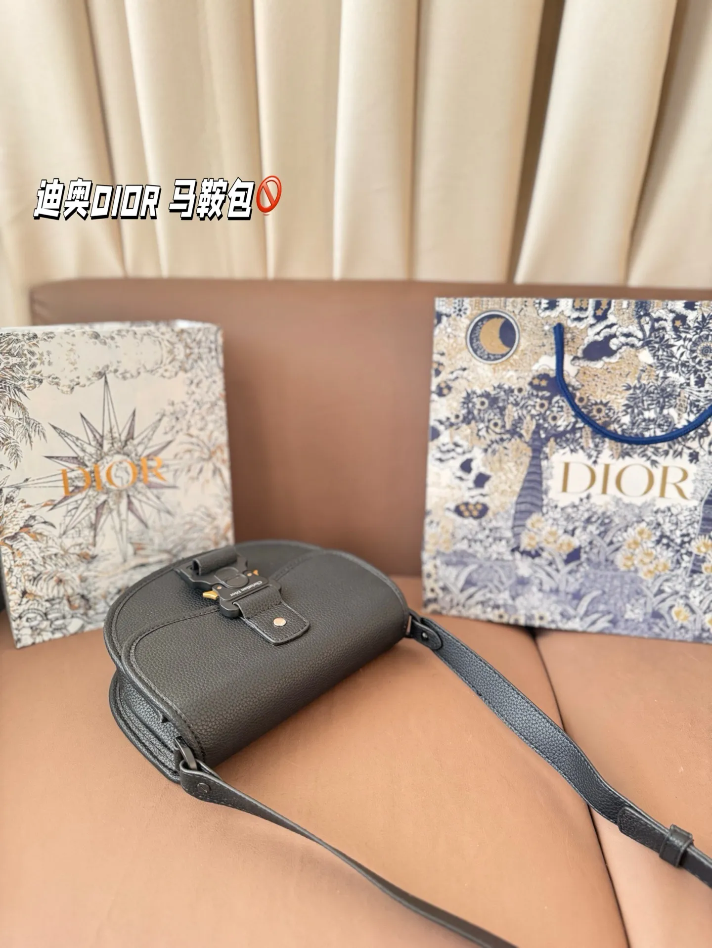 P150 配礼盒🎁. 迪奥DIOR 马鞍包 日常休闲又不失精致 半圆形可可爱爱 肩带也超好调整 可以背成hobo 包袋自重很轻 设计简洁低调 被迪丽热巴种草 越看越喜欢 尺寸:21*17