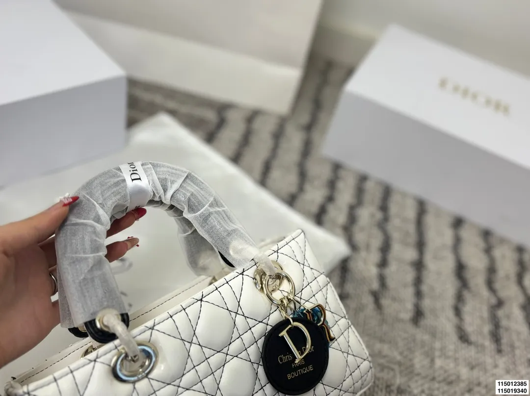 p155 p150 配折叠盒 迪奥横版戴妃包 Dior戴妃包太好看了吧！ 优雅指数拉满 搭配简洁风格的衣服整个人气质就上来了 而且容量完全可以满足日常要求 日常聚会逛街都很方便~ 尺寸25.15/24.14