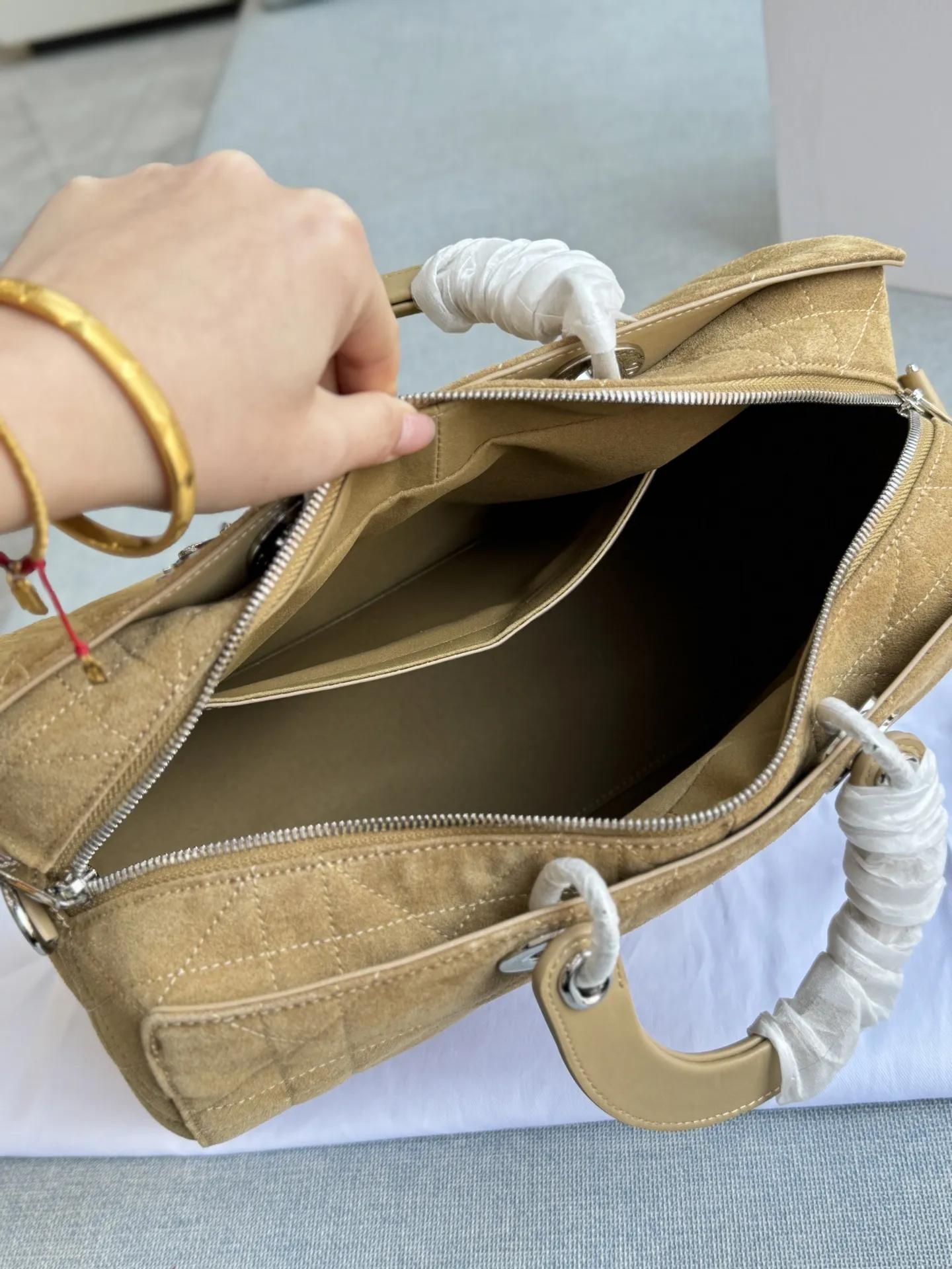 💰315 折叠盒 size:33×22 DIOR迪奥 麂皮 藤格纹 枕头包 单肩包 斜挎包 26新款将时尚重新演绎~ 在摩登与复古之间肆意游走~ 麂皮永远是质感的代名词~ 每一处纹理都是天然的艺术! 层次丰富~起伏的绒面下面,也藏着无数细腻的故事 既优雅又时尚~时尚快人一步