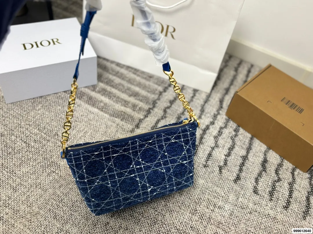 P180 礼盒🎁 size: 22.14 迪奥 Dior star Hobo 饭盒包 轻松演绎复古时髦 包型挺阔，简约而不简单不需要过多的装饰，日常搭配西装和T恤，就能将高级感体现的淋漓尽致！