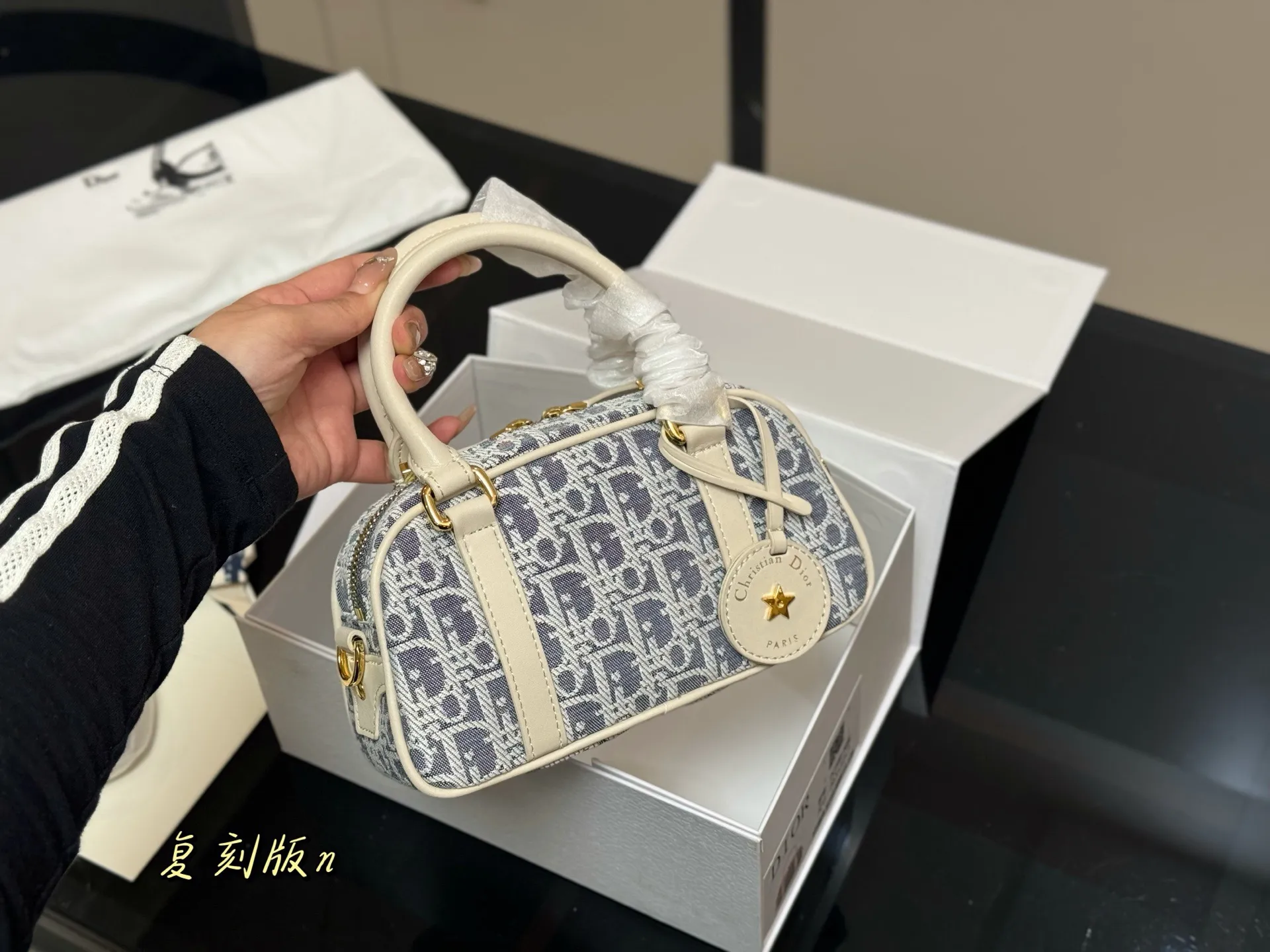 &yen;185 折叠盒 迪奥Dior迷你保龄球包 vibe小包 尺寸:20.12cm