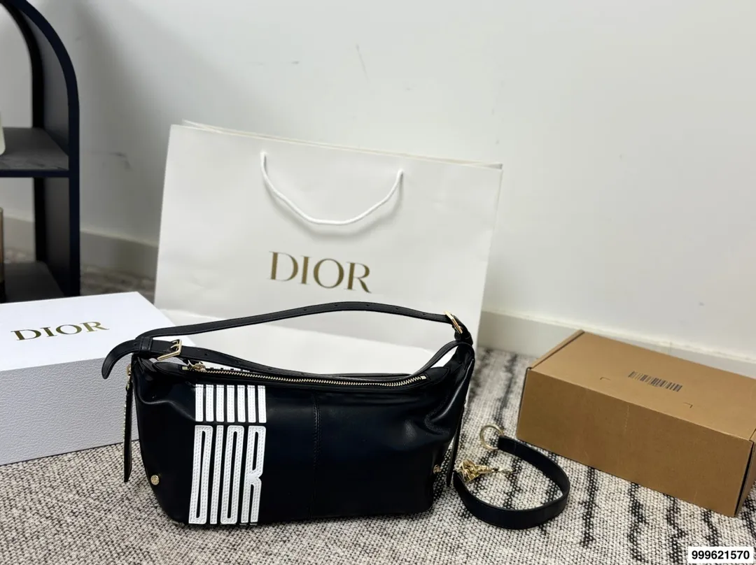 p270 配盒 迪奥Dior D-journey腋下饭盒包 包包百搭不挑人，上身是很清冷的感觉，妥妥气质美人，内衬干净，五金刻字清晰颜色好看又百搭 尺寸:26.12