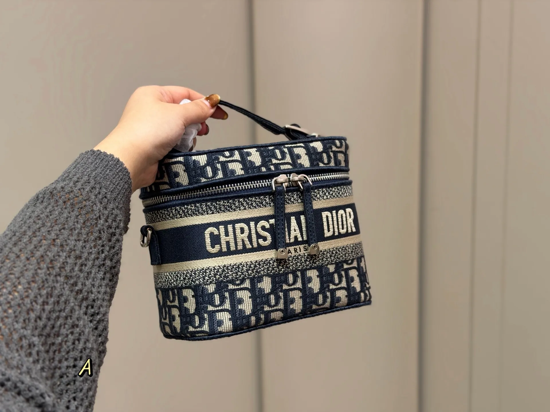 大号&yen;220 小号&yen;230 配折叠盒 size：24*18cm 19*15cm 迪奥 刺绣化妆包 原单 第一眼就沦陷，小号配长肩带 圆圆的包身太讨喜