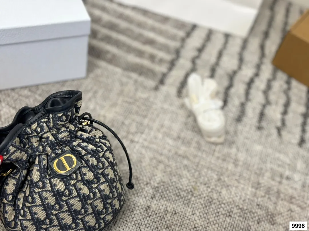 皮p255 布p235配盒 size：17*18cm 迪奥新款小水桶来啦~ 一见发财！ 小福袋的新背法!腋下真的绝了