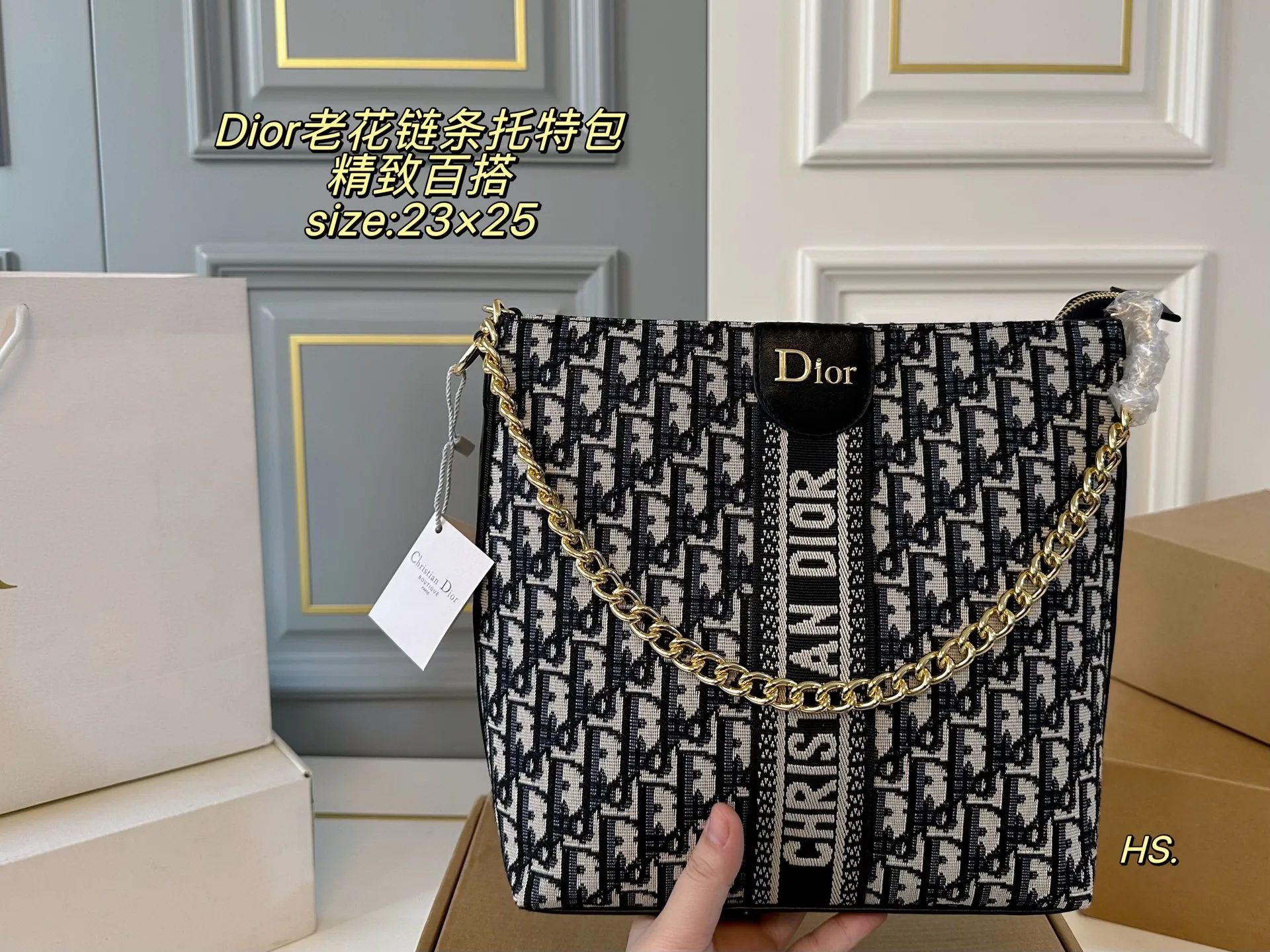 P115(无盒) size:23×25 DIOR迪奥新款老花链条托特包❤️ 全面包身布满精致刺绣~ 立体的全刺绣具有纹理感~ 配织物宽肩带,可斜挎可手提 空间超可,满足日常出行‼️