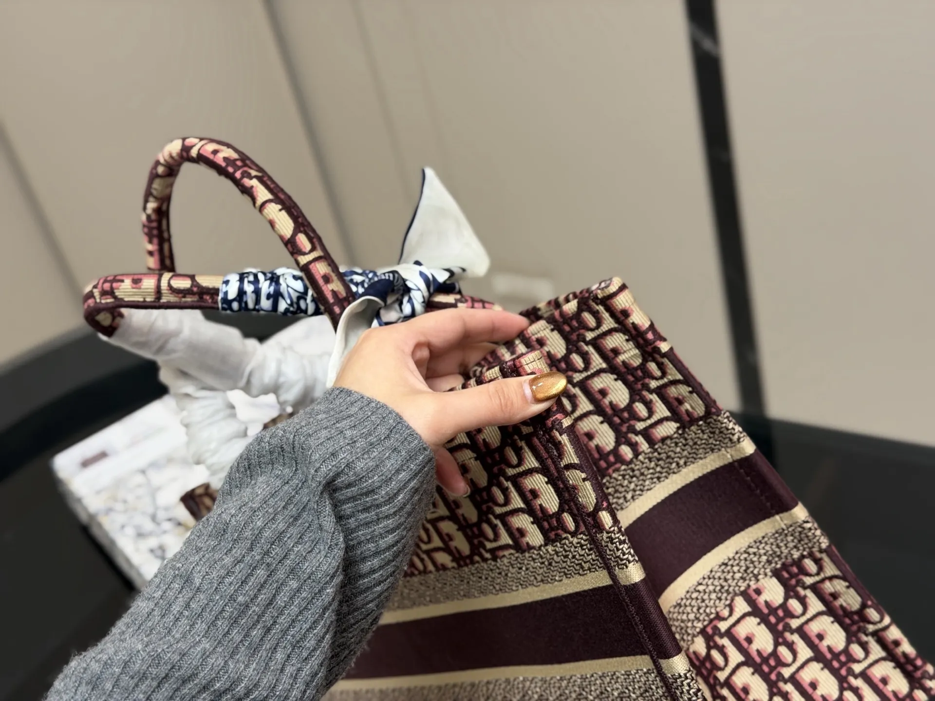 &yen;180 配盒丝巾 Dior 原版布提花 Dior book tote今年最喜欢的一款购物袋 tote我用的次数最多的包 迪奥因为容量超级大 不管什么东西都向里面放 当然凹造型也是必须有 尺寸:中号36cm