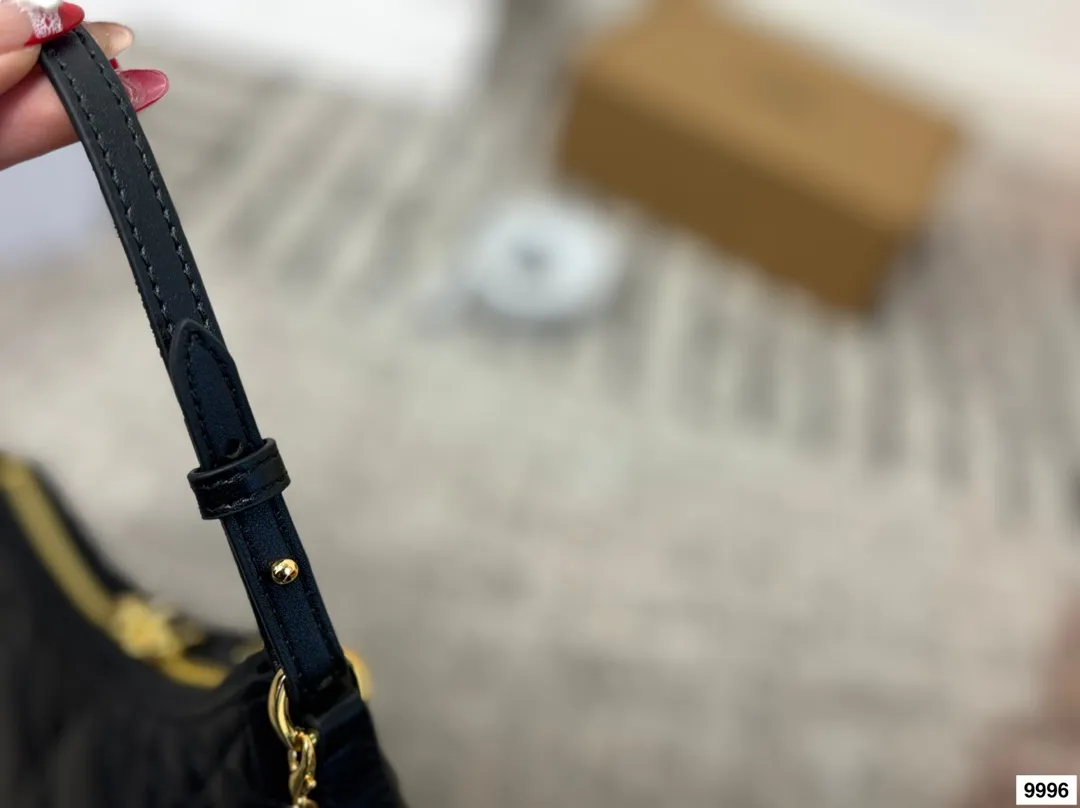 皮p220 布p210 配礼盒 这款 Miss Caro迪奥之爱迷你链条手袋是二零二五秋冬成衣系列新品,时尚现代而不失实用功能。采用奶白色羊皮革精心制作,饰以超大藤格纹缉面线,搭配正面复古金色饰面金属CD标志和一个拉链隔层,可收纳各种日常用品。百搭款式,搭配可调节、可拆卸的皮革肩带和顶部手柄,另带有可拆卸链条,可肩背或斜挎,是日常或晚装造型的理想之选。尺寸20.13