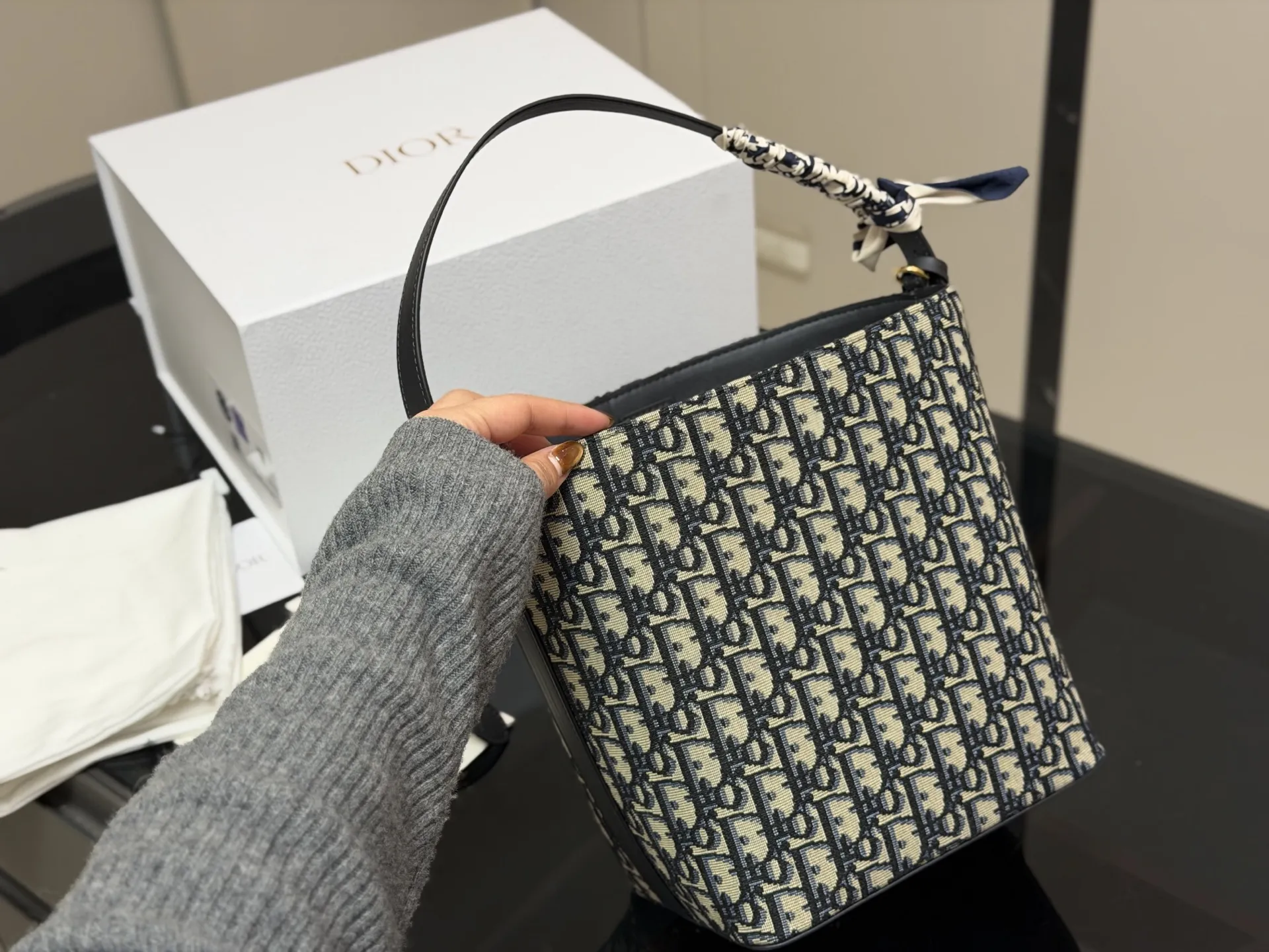 ¥170 配盒 size:20*24cm 迪奥star 老花水桶包 今年好喜欢背水桶包,兼具了高智感和实用性~配上入秋百搭风衣,一切都是那么的恰到好处,随随便便都出片!