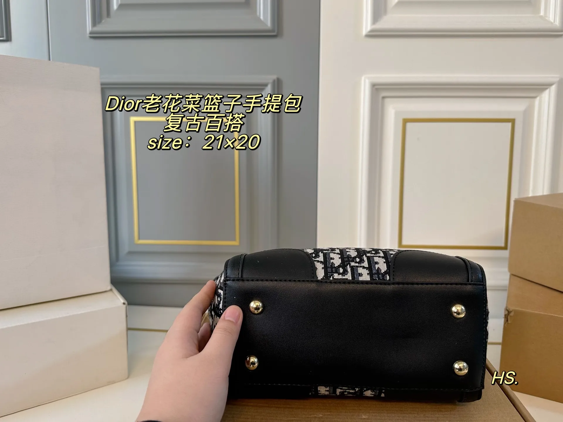 P115(无盒) size:21×20 DIOR迪奥新款老花菜篮子手提包❤️ 全面包身布满精致刺绣~ 立体的全刺绣具有纹理感~ 浮雕效果细腻美观,辨识度高! 复古风满满,精致又耐看❗️