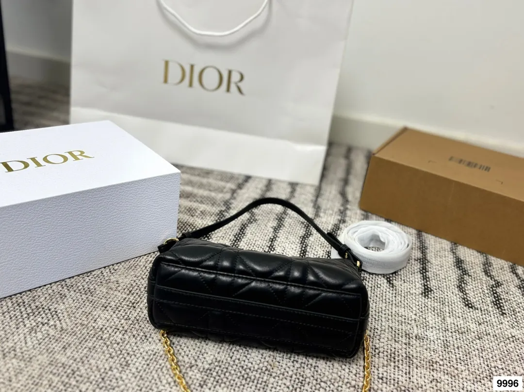 皮p220 布p210 配礼盒 这款 Miss Caro迪奥之爱迷你链条手袋是二零二五秋冬成衣系列新品,时尚现代而不失实用功能。采用奶白色羊皮革精心制作,饰以超大藤格纹缉面线,搭配正面复古金色饰面金属CD标志和一个拉链隔层,可收纳各种日常用品。百搭款式,搭配可调节、可拆卸的皮革肩带和顶部手柄,另带有可拆卸链条,可肩背或斜挎,是日常或晚装造型的理想之选。尺寸20.13