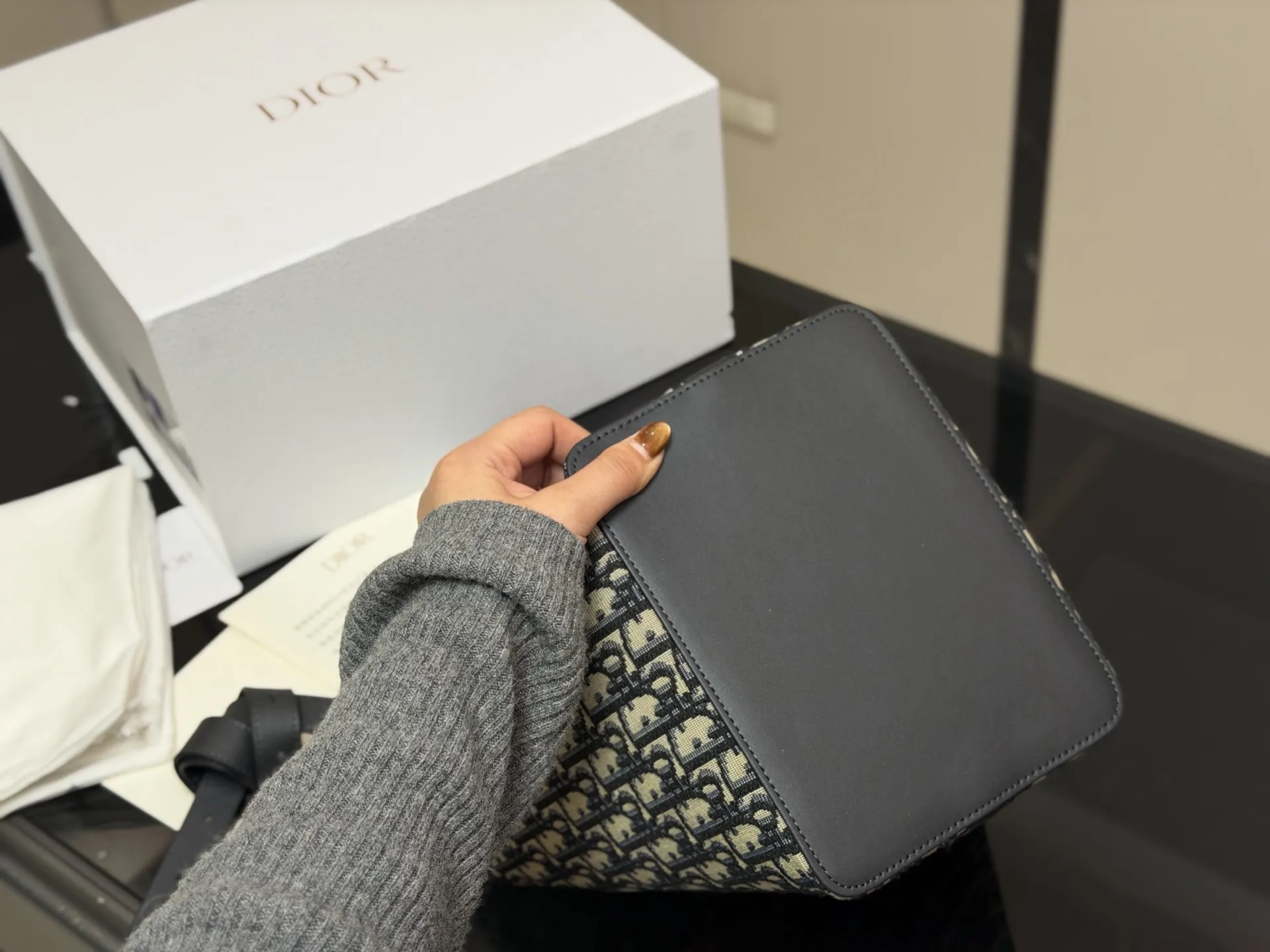 &yen;170 配盒 size：20*24cm 迪奥star 老花水桶包 今年好喜欢背水桶包，兼具了高智感和实用性~配上入秋百搭风衣，一切都是那么的恰到好处，随随便便都出片!