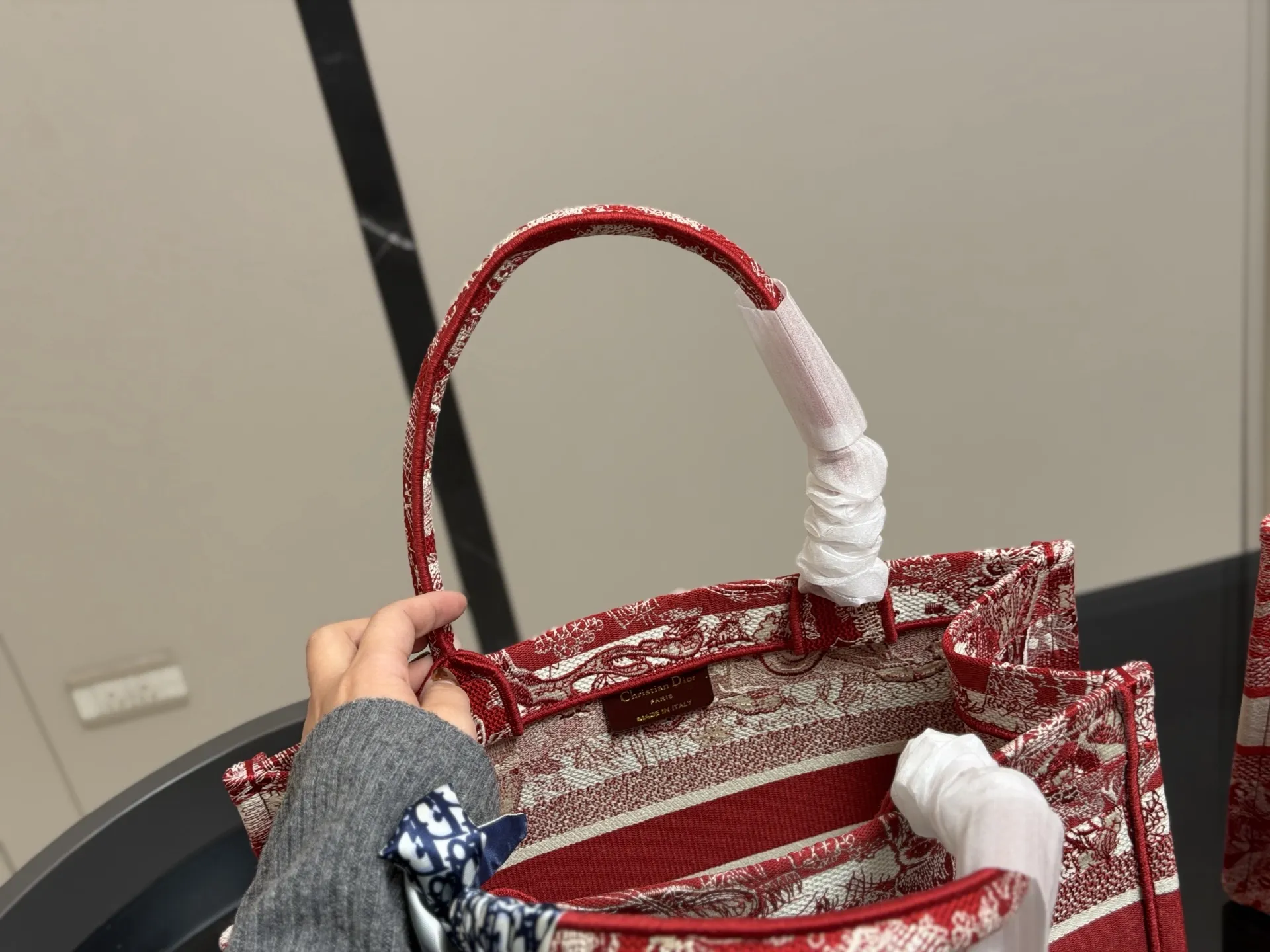 ¥180 配盒丝巾 Dior 原版布提花 Dior book tote今年最喜欢的一款购物袋 tote我用的次数最多的包 迪奥因为容量超级大 不管什么东西都向里面放 当然凹造型也是必须有 尺寸:中号36cm