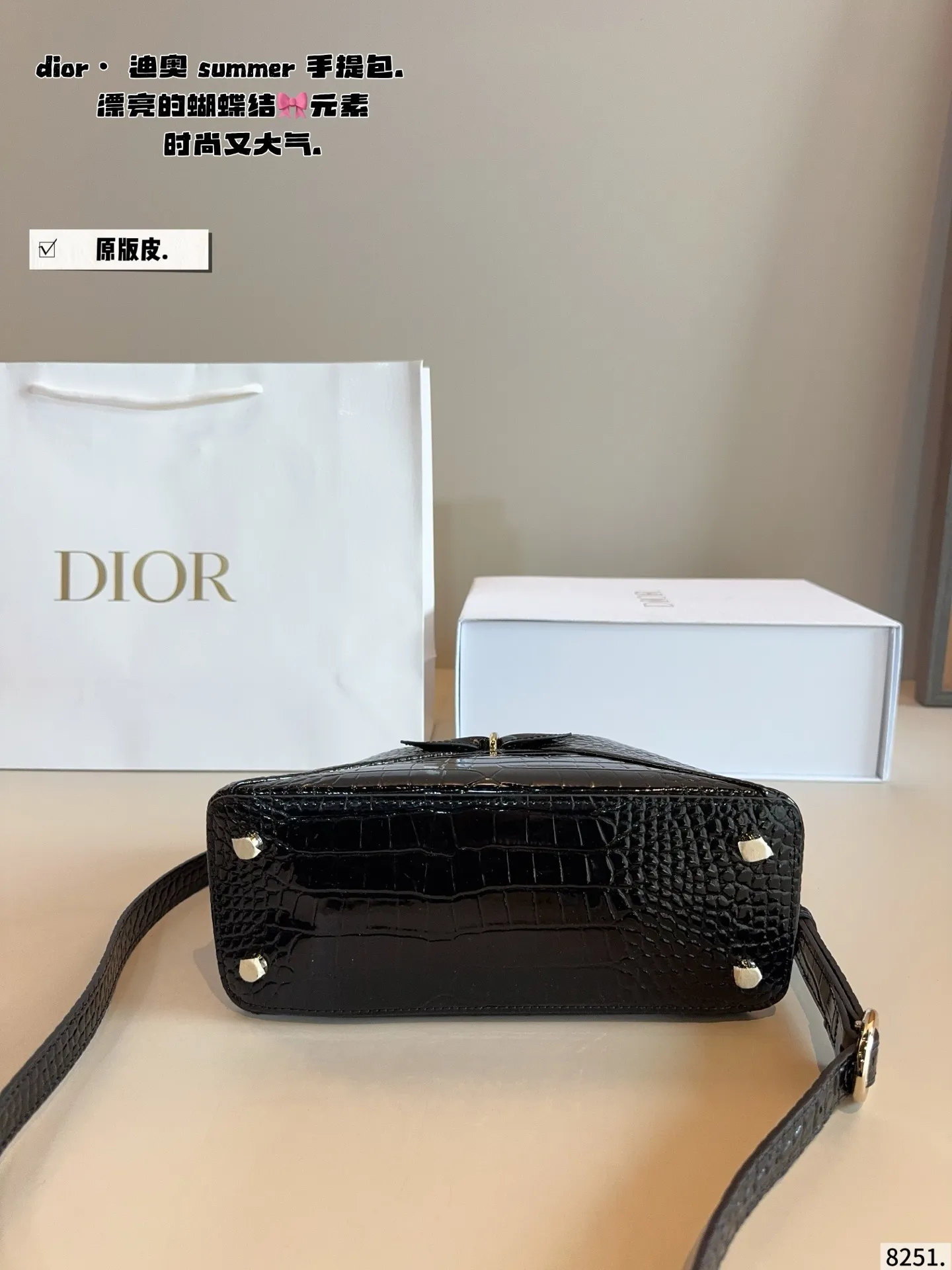 p275配礼盒🎁. Dior summer 26秀场直击📸 秀场直击新款包包👛 漂亮的蝴蝶结🎀元素 Anderson 的迪奥首秀赢了 容量非常可，日常通勤都没问题 可咸可甜 质感满分 工艺非常讲究 细节立体感拉满尺寸：25*10*18cm