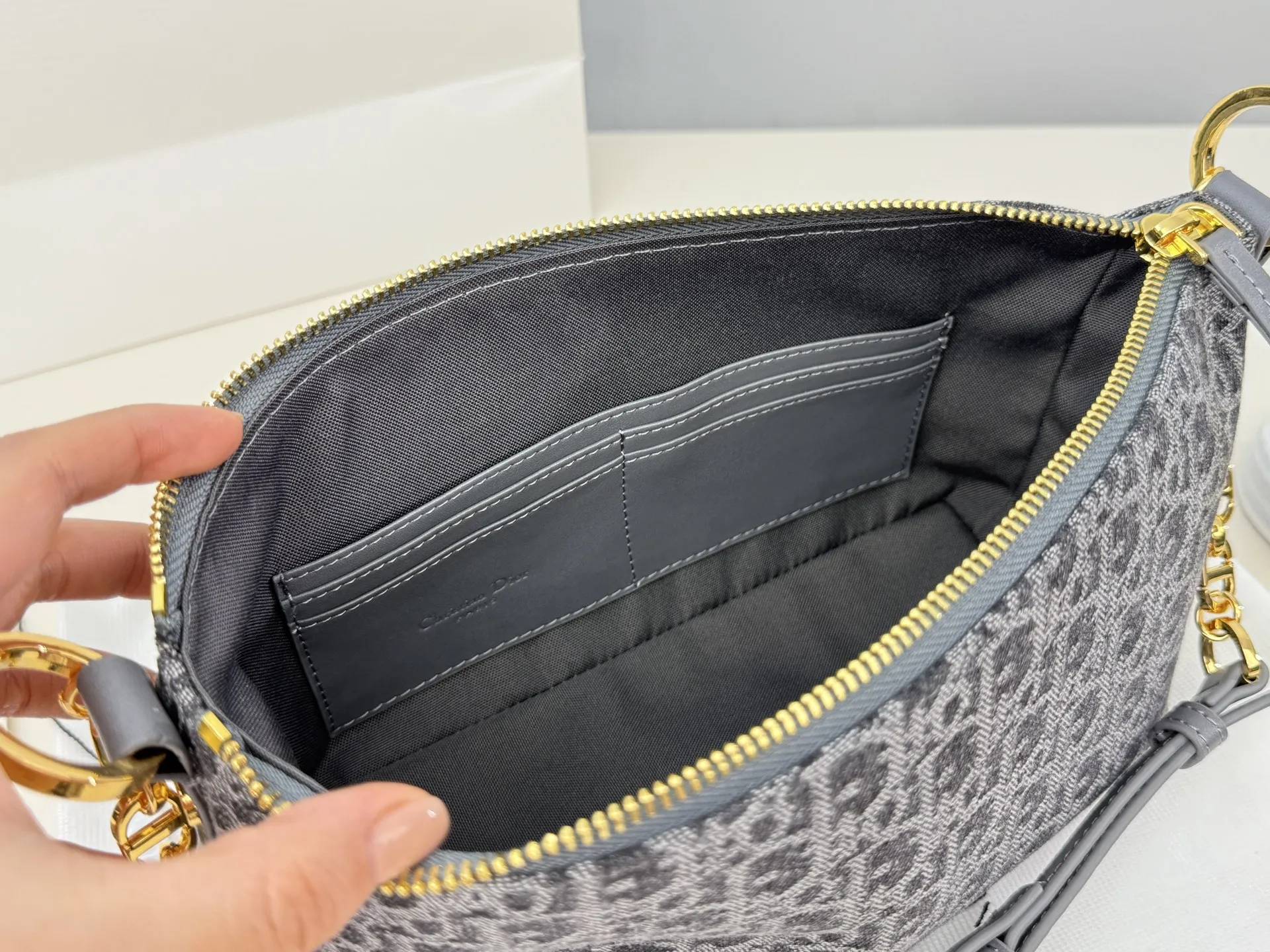 （折叠盒⚠️）p195 迪奥Dior 牛仔链条饭盒（自带延长带） 这款 Diorstar Hobo 链条手袋造型时尚，设计实用。采用蓝色 Denim Dior Oblique 提花面料精心制作，以不规则的石洗效果焕新演绎 Dior 的经典图案，彰显现代魅力，柔软版型搭配宽敞隔层。拉链开合，搭配镌刻以 Christian Dior Paris 标志和 Dior 经典星星标识的圆形饰牌，侧面饰以精致的 CD 铆钉，更显格调。内部带有绒面牛皮革里料，配有卡槽。搭配可调节的 CD 链条肩带，并带有皮革带，提升肩背时的舒适度。 size：22.16cm