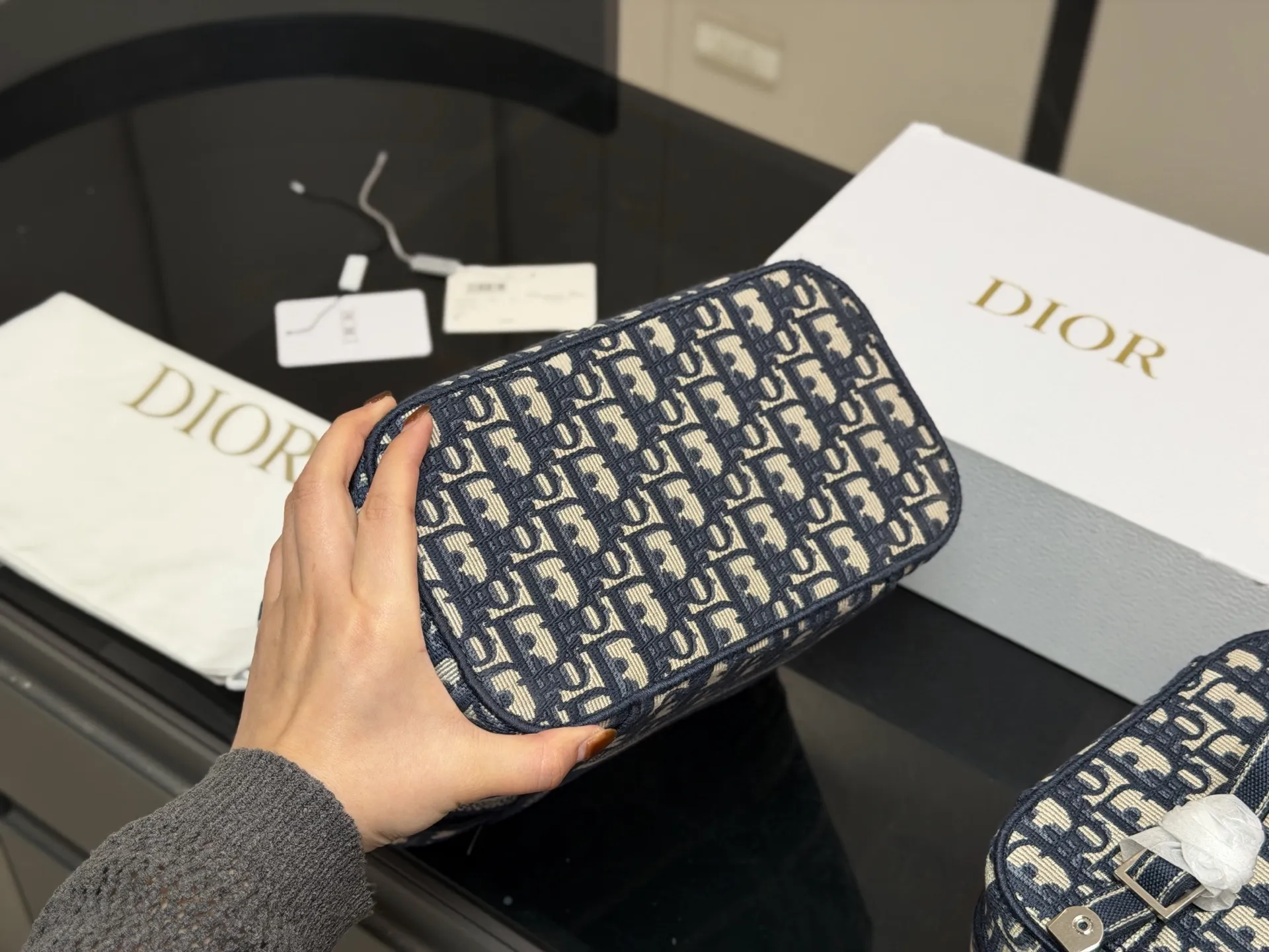 大号&yen;220 小号&yen;230 配折叠盒 size：24*18cm 19*15cm 迪奥 刺绣化妆包 原单 第一眼就沦陷，小号配长肩带 圆圆的包身太讨喜