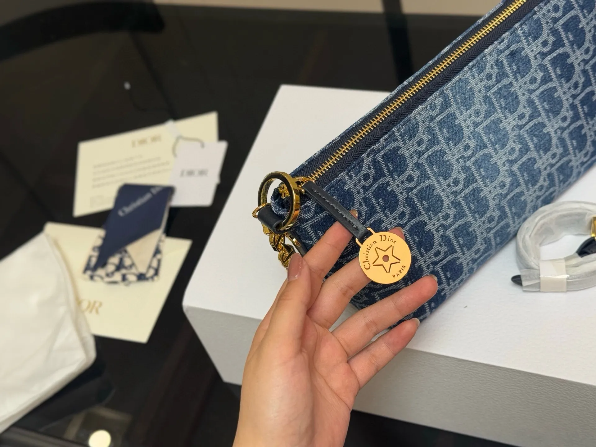 ¥195 配折叠盒 迪奥DIOR 便当包 ✅迪奥顶级原单 经典又高级 尺寸:22.14cm 很有质感 可盐可甜 上身绝美 无可比拟 是每个追求漂亮的女孩必入单品