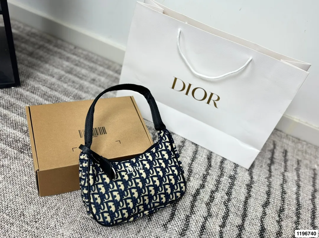 p90 Dior迪奥腋下包 永恒经典 轻便时尚 潮人必备 不仅能够预测时尚趋势,更能够引领时尚潮流 尺寸 22.7.13