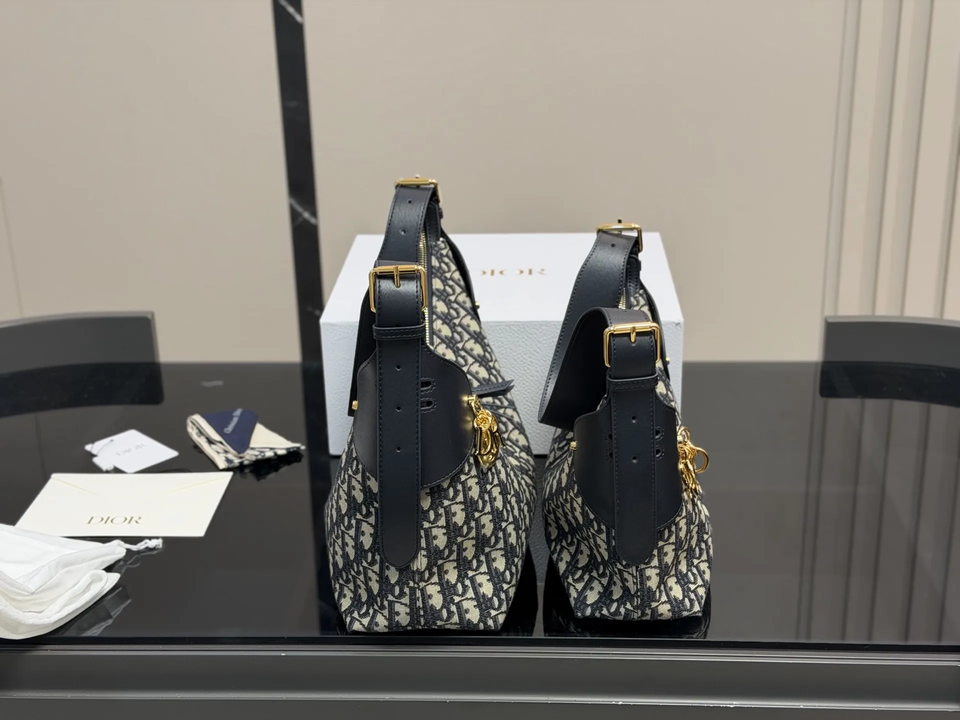 &yen;210 &yen;215 配盒 size：21*15cm（小号） 28*20cm（大号） 迪奥VOYAGE carryall 牛皮品质哦！ 超轻大容量V型轮廓立挺又利落! 新包Voyage太酷辣!