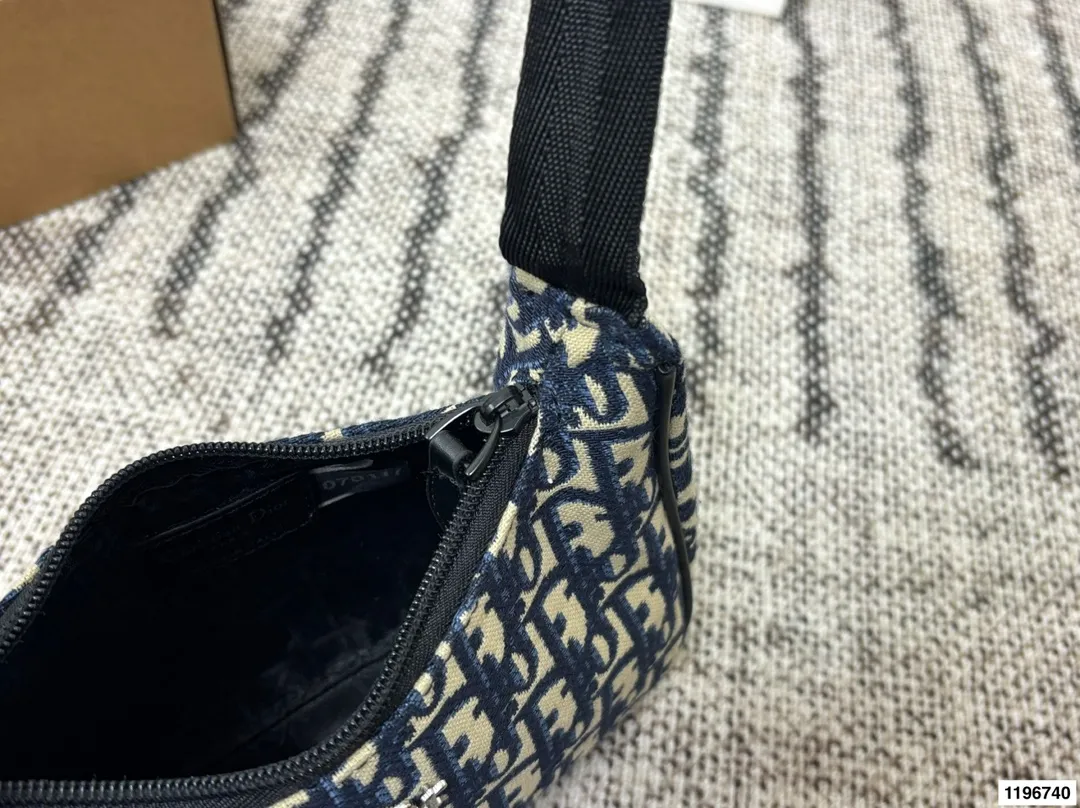 p90 Dior迪奥腋下包 永恒经典 轻便时尚 潮人必备 不仅能够预测时尚趋势，更能够引领时尚潮流 尺寸 22.7.13