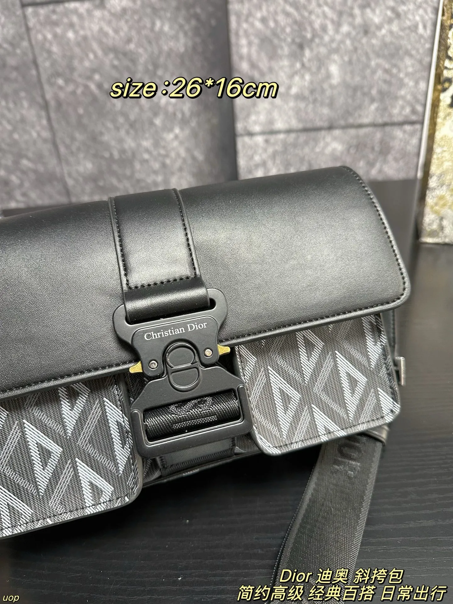 P165配盒 Dior 迪奥 斜挎包 这款 Dio*r Hit the Road 手袋搭配肩带，是本季新品，将现代风格与 Dio*r 的高订精神融为一体。采用黑色 CD Diamond 图案帆布和光滑牛皮革精心制作，翻盖搭配 Christian Dior 铝扣，宽敞的主隔层和正面双口袋设计，可轻松收纳各种日常用品。款式实用，搭配可调节、可拆卸的肩带，可为各式休闲装扮增添点睛之笔 尺寸：26*16cm