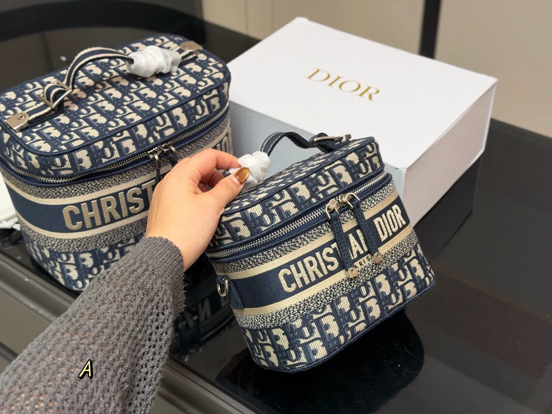 大号&yen;220 小号&yen;230 配折叠盒 size：24*18cm 19*15cm 迪奥 刺绣化妆包 原单 第一眼就沦陷，小号配长肩带 圆圆的包身太讨喜