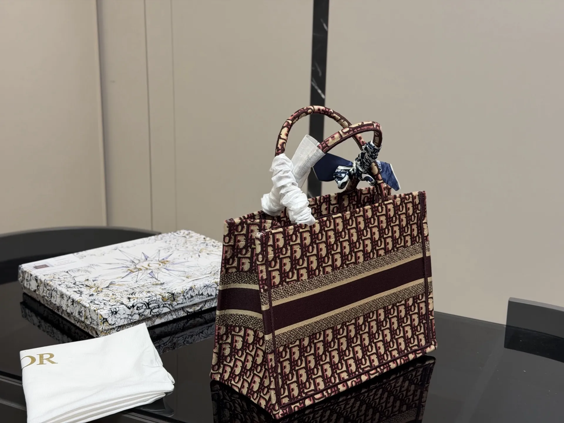 &yen;180 配盒丝巾 Dior 原版布提花 Dior book tote今年最喜欢的一款购物袋 tote我用的次数最多的包 迪奥因为容量超级大 不管什么东西都向里面放 当然凹造型也是必须有 尺寸:中号36cm